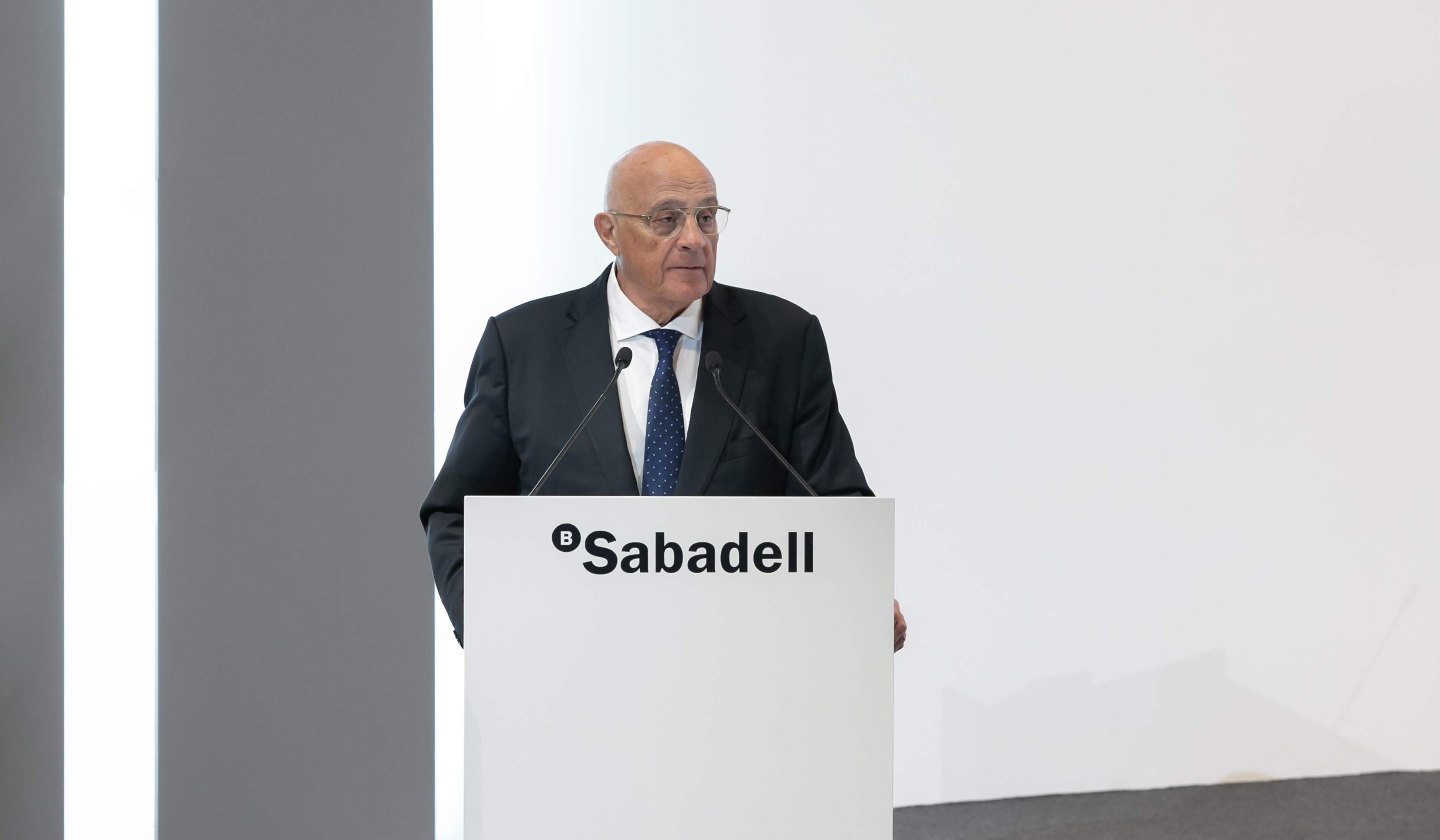 Oliu aclara a los accionistas del Sabadell que este viernes no se decide la opa