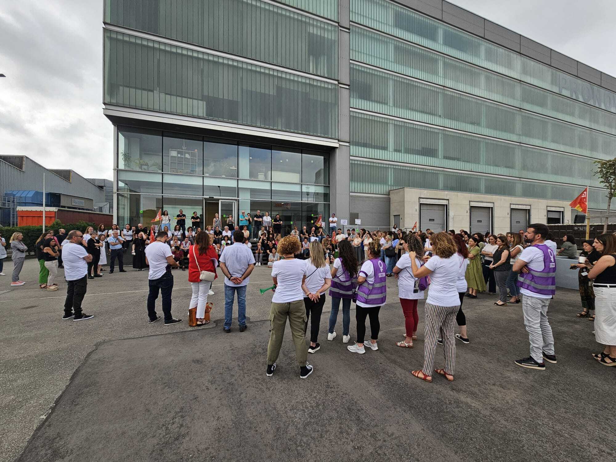 Concentración de los trabajadores de Pronovias a las puertas de las oficinas de la compañía, en el Prat de Llobregat