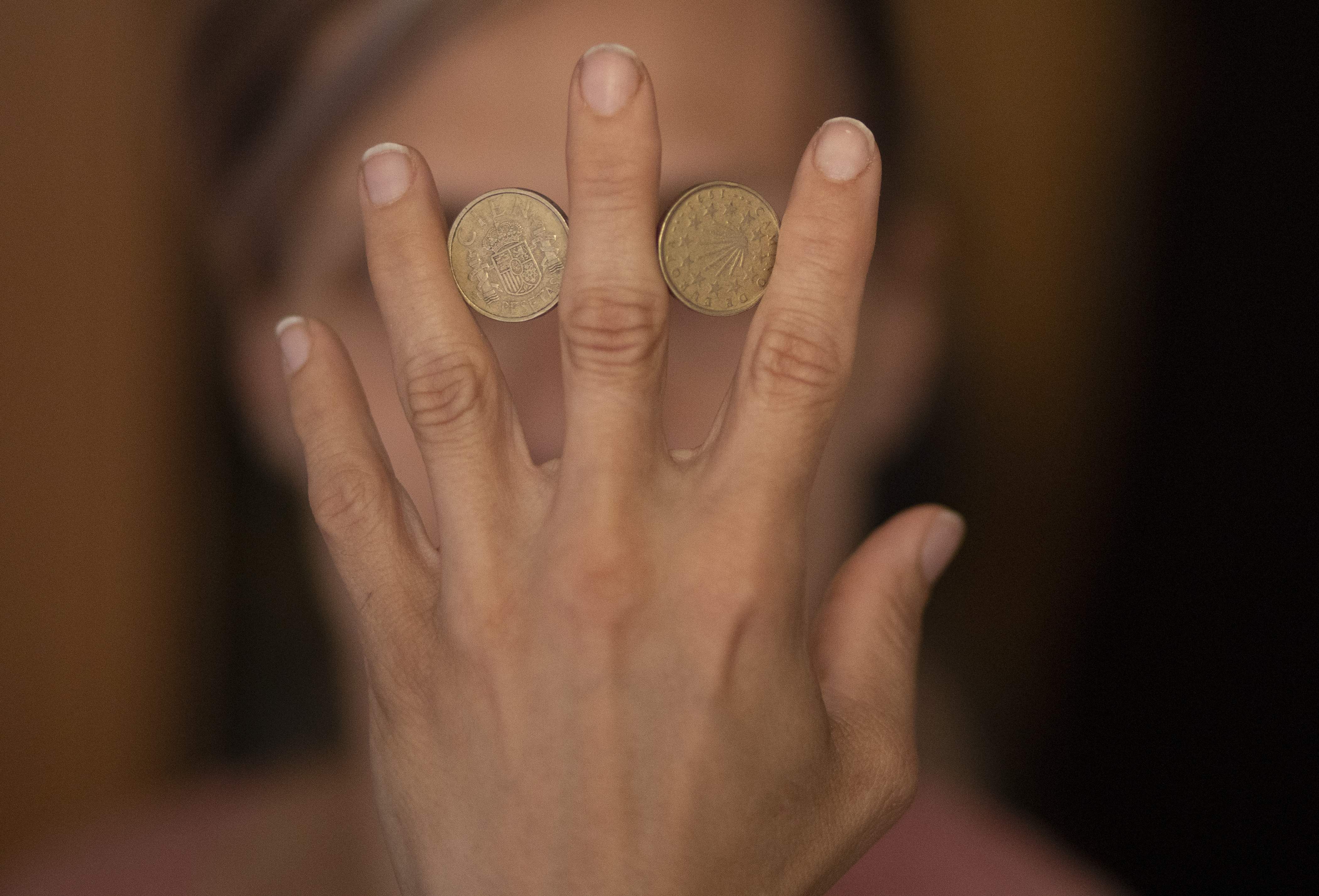 EuropaPress 3813763 mujer sostiene dos monedas antiguas pesetas 14 junio 2021 madrid espana