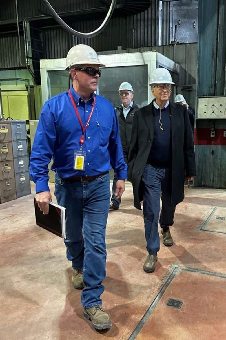 Bill Gates visitando las naves donde se levantará el reactor Natrium.