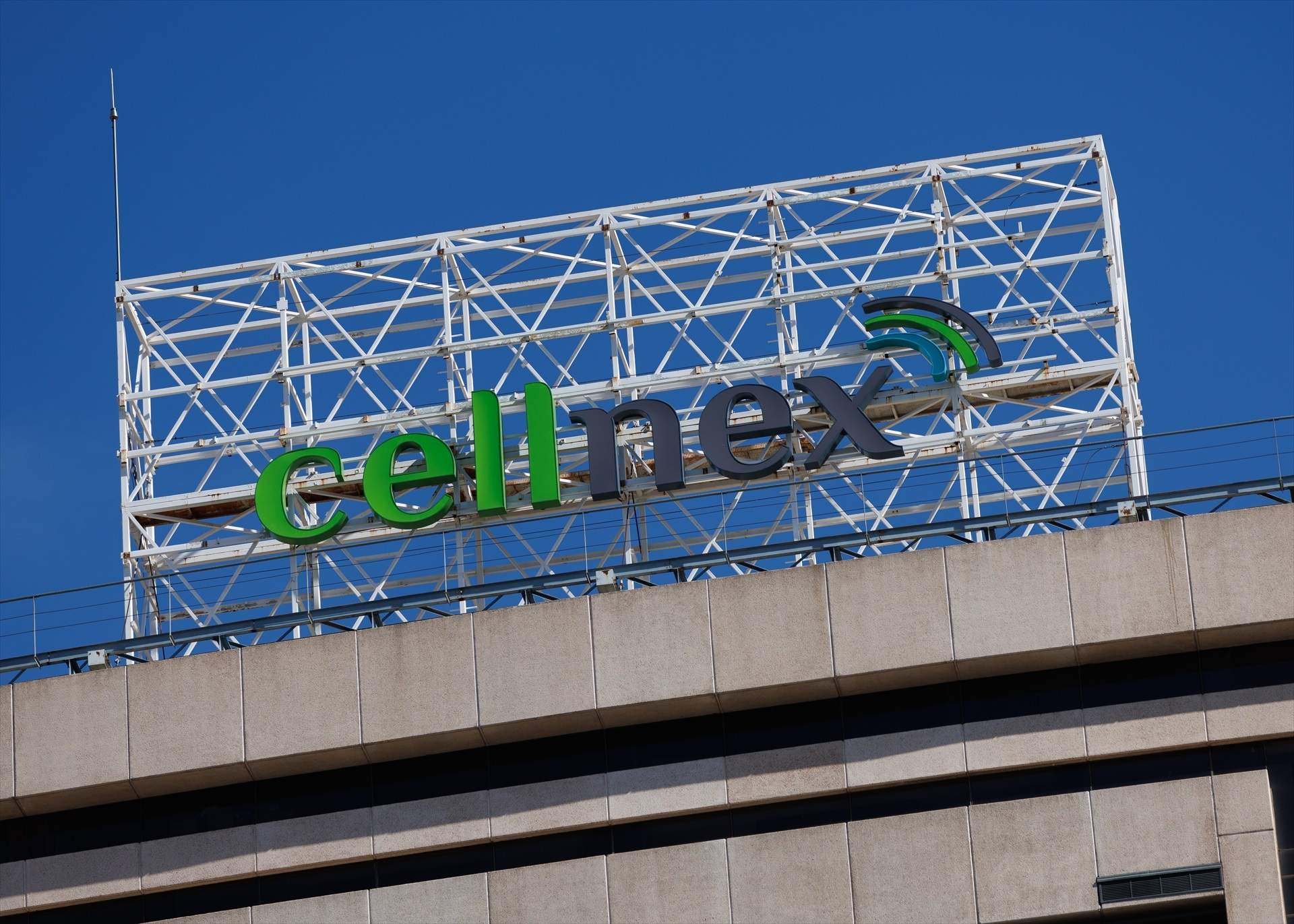 Cellnex remunera con 200.000 euros en acciones a ocho directivos