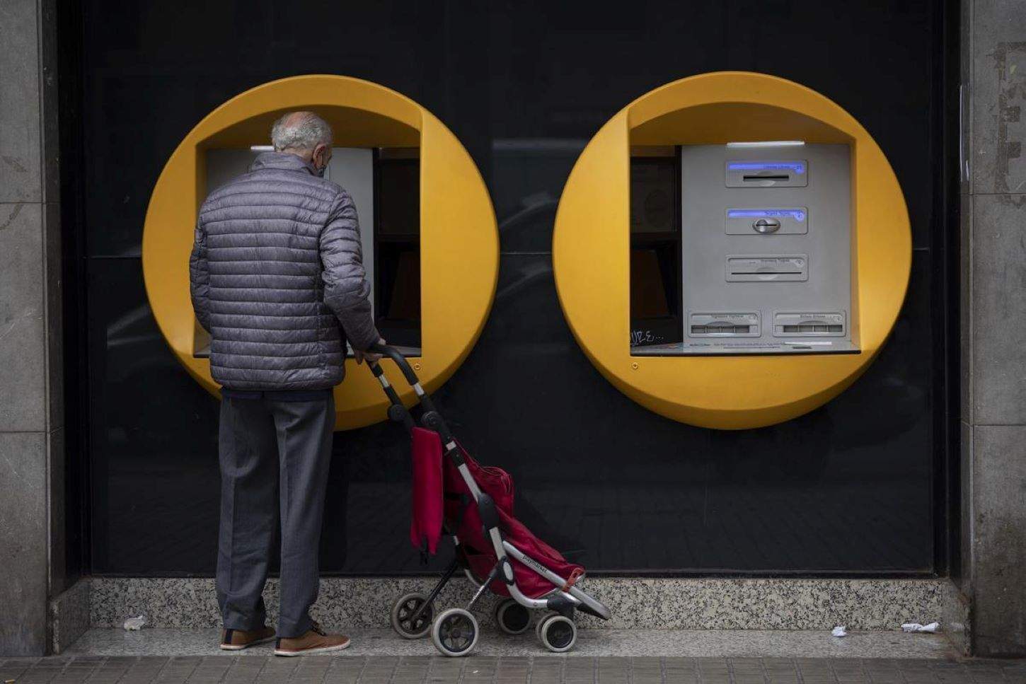 La mitad de los mayores de 65 años, descontentos con el trato que reciben de los bancos