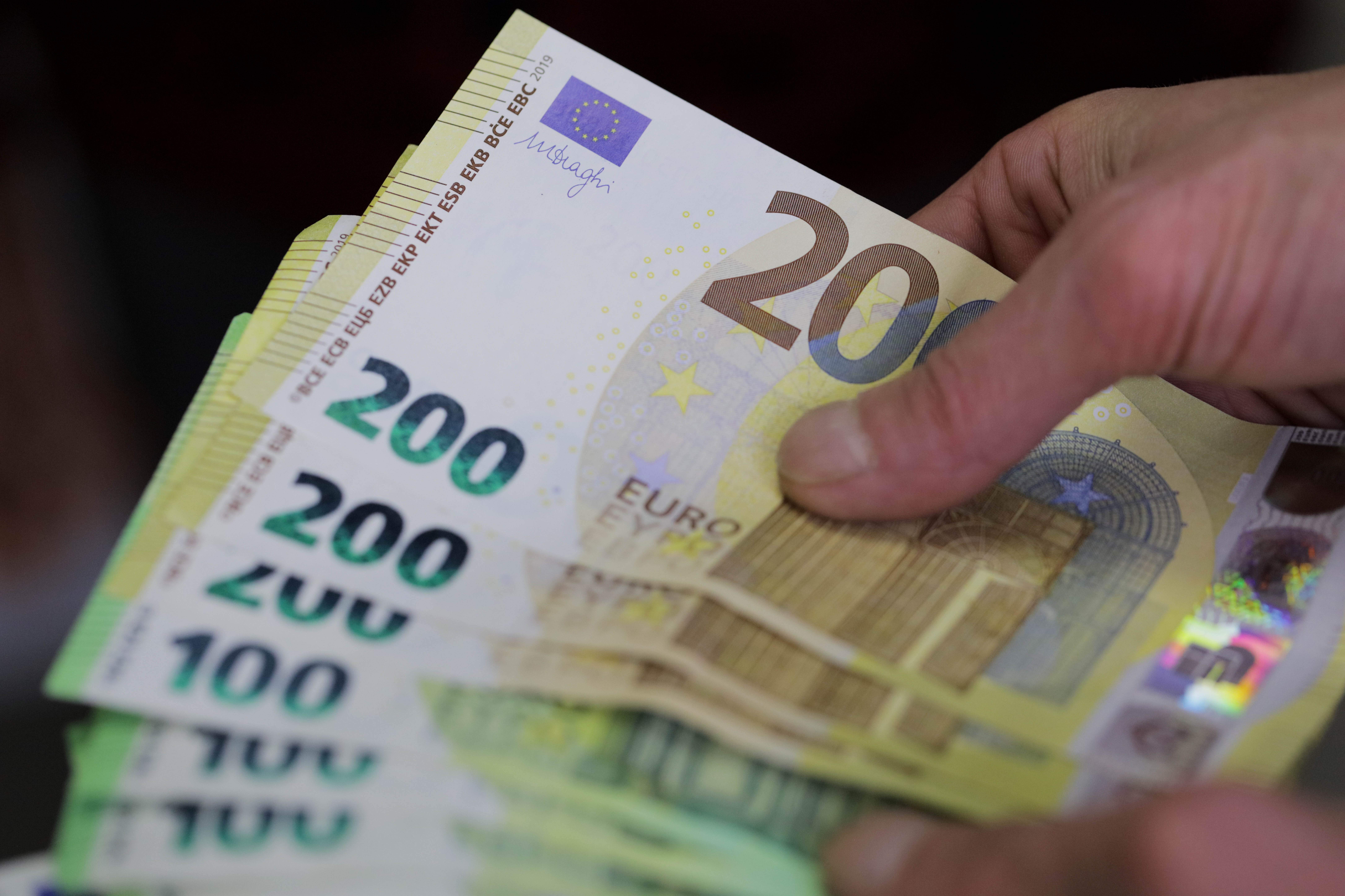 EuropaPress 5734587 may 2023 gaziantep turkiye 200 euro banknotes are counted by hand in bureau