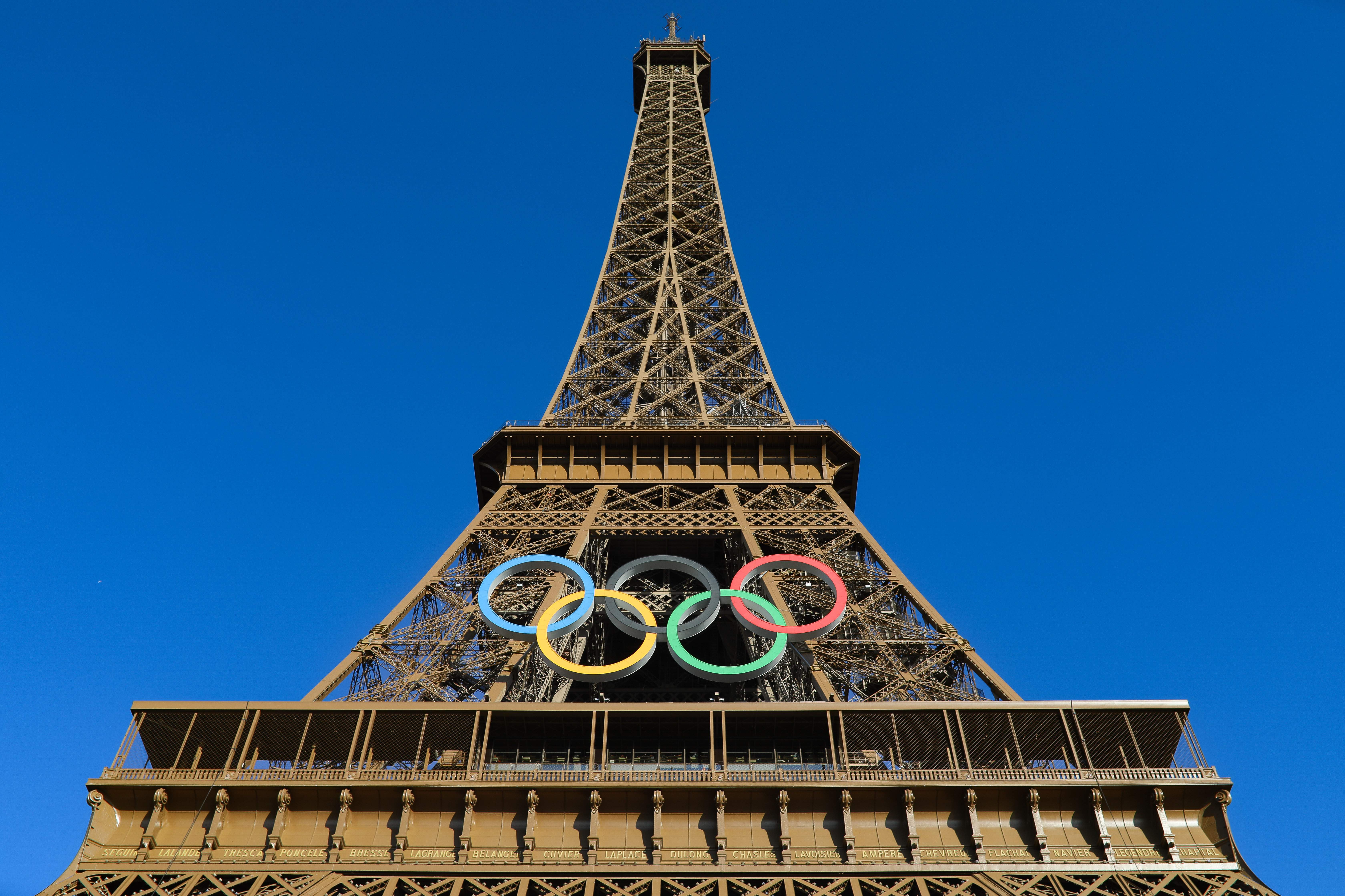 EuropaPress 6083121 10 july 2024 france paris the eiffel tower harbors the olympic rings for