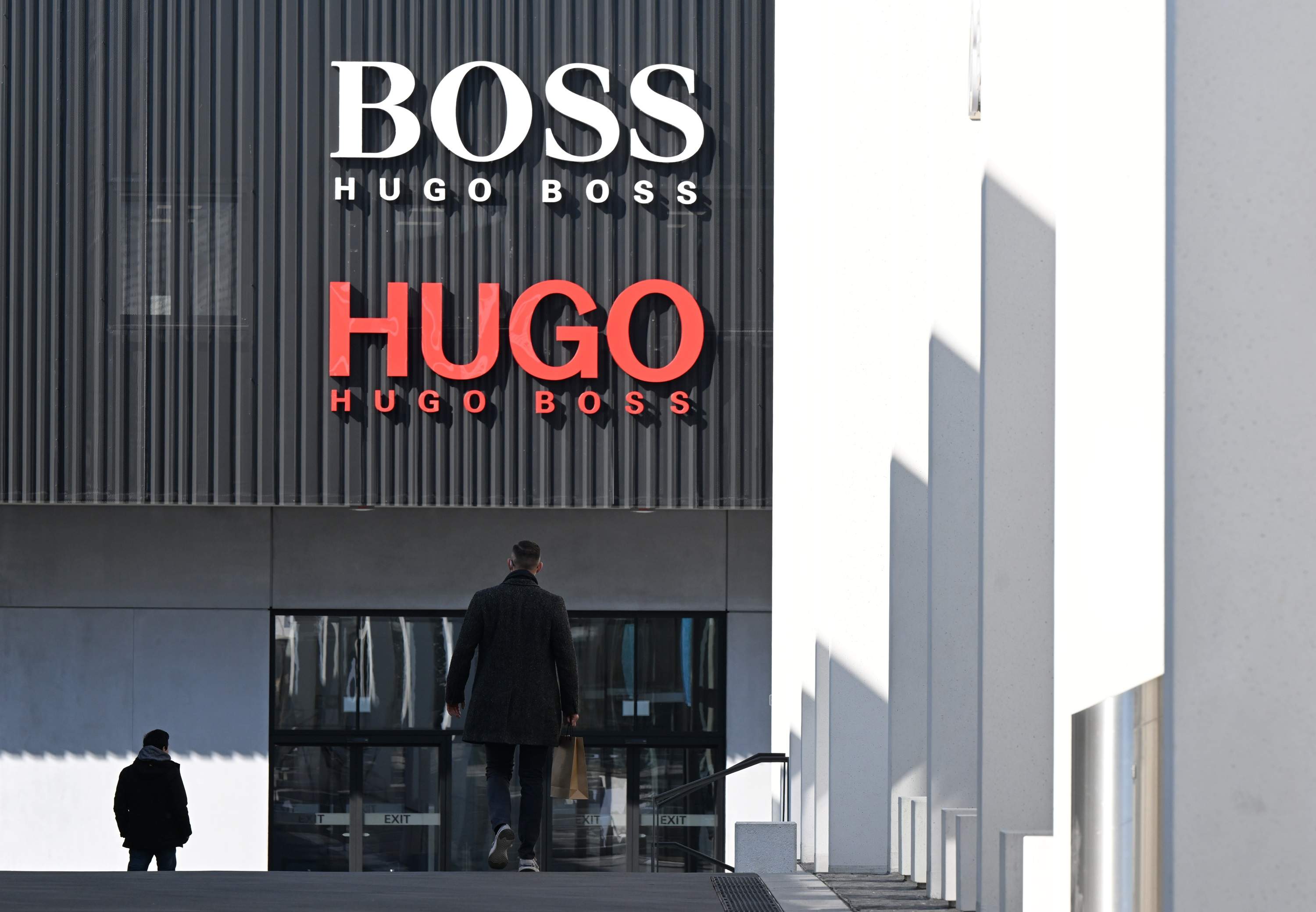 Hugo Boss segueix Burberry: retalla previsions per a 2024 i s'enfonsa en Borsa