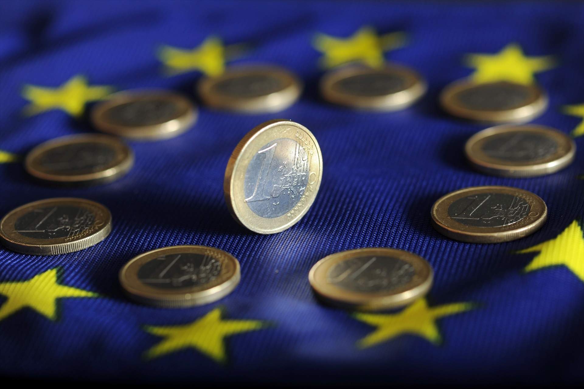 EuropaPress 4715631 filed 04 july 2011 baden wuerttemberg karlsruhe euro coins lie on euro flag (1)