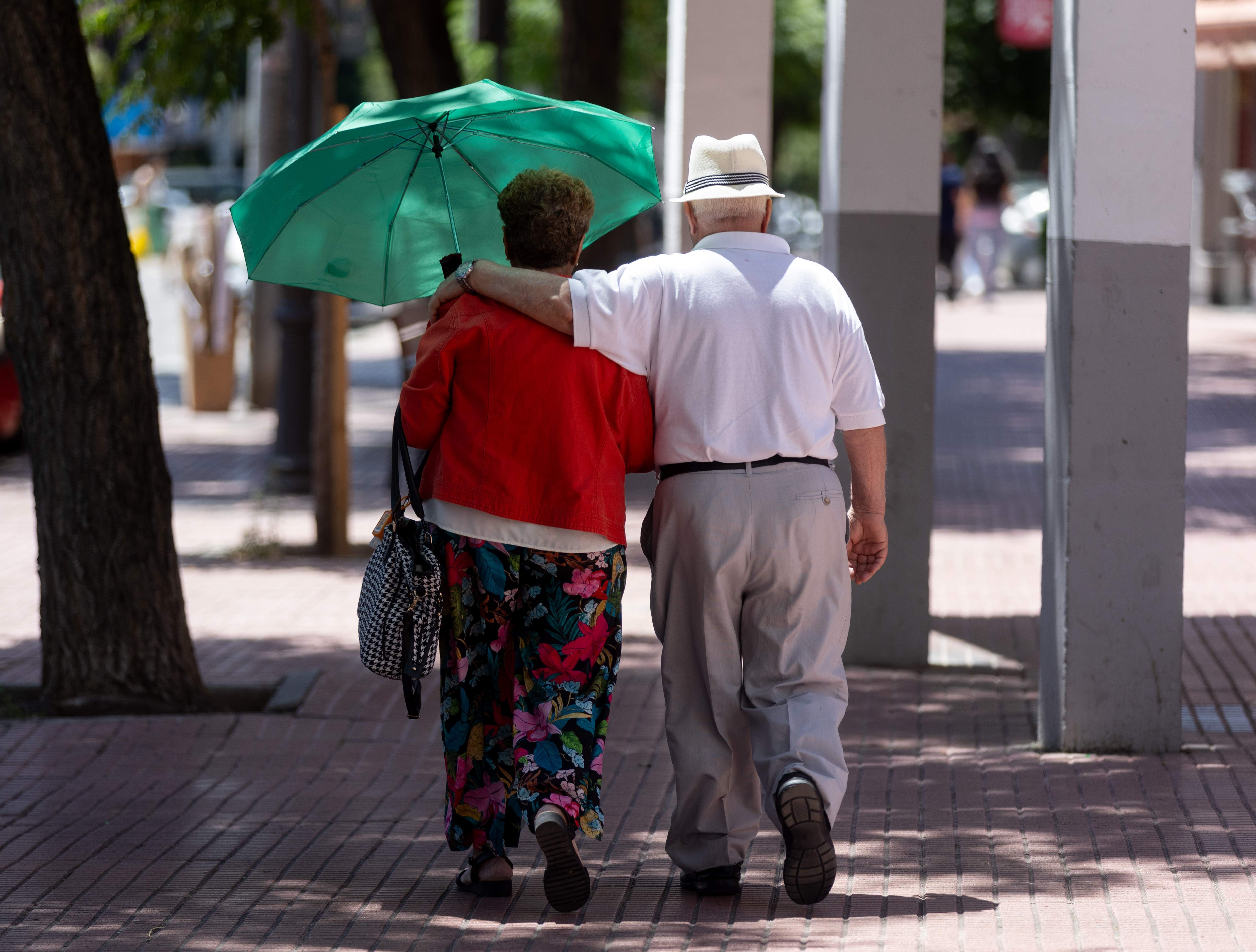 Dos personas mayores paseando