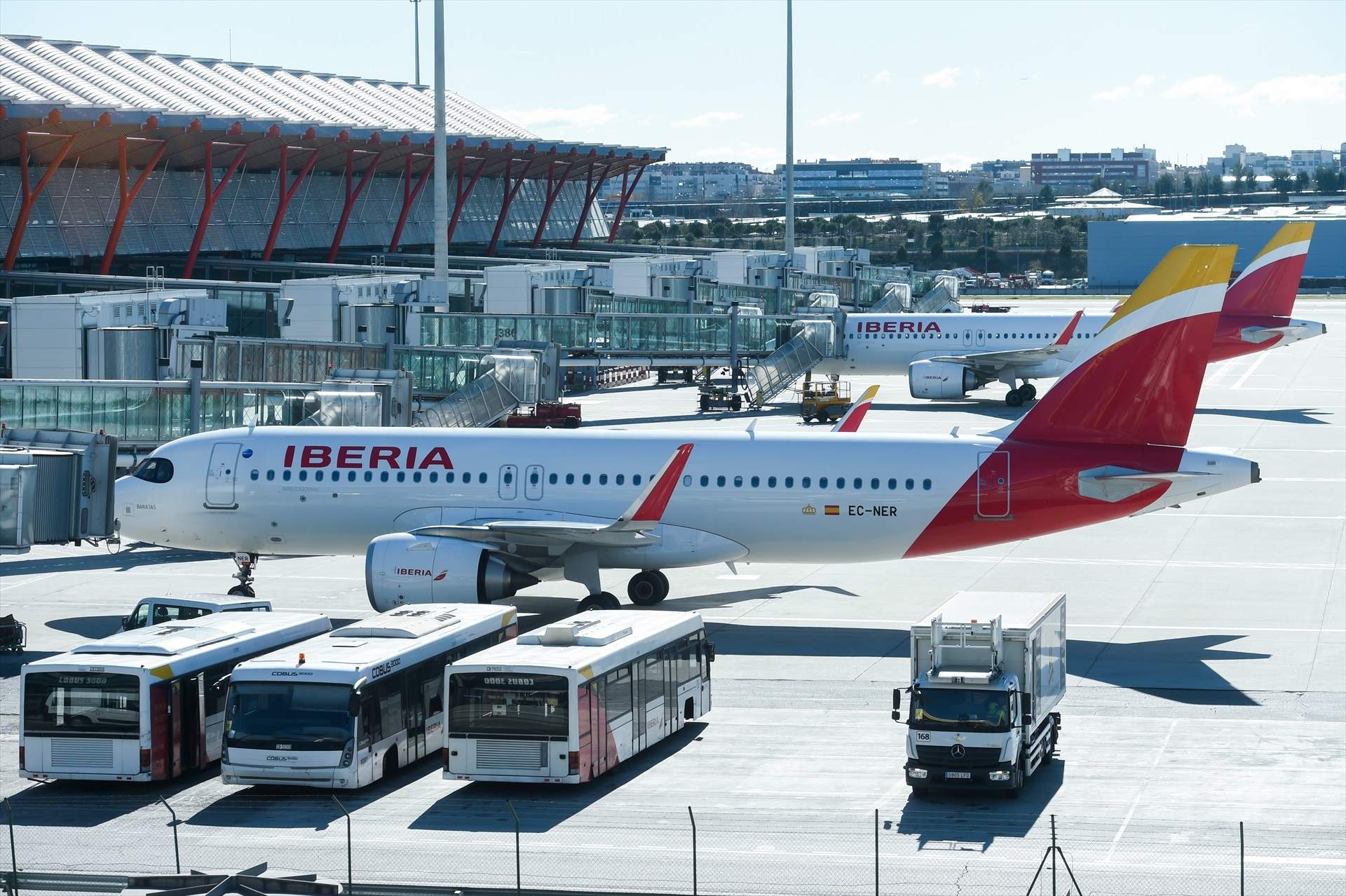 Repsol e Iberia firman un acuerdo con Inditex para emplear un 5% de SAF en el transporte de su carga aérea