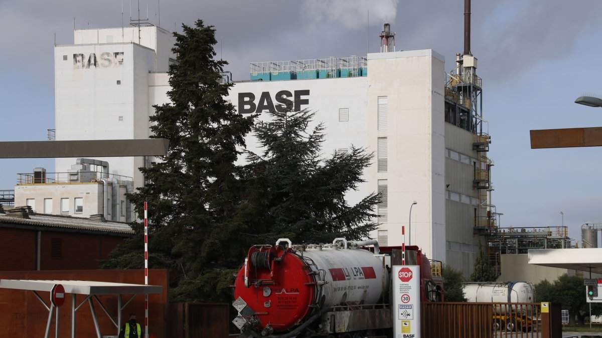 BASF frena su proyecto de reciclado de baterías en Tarragona