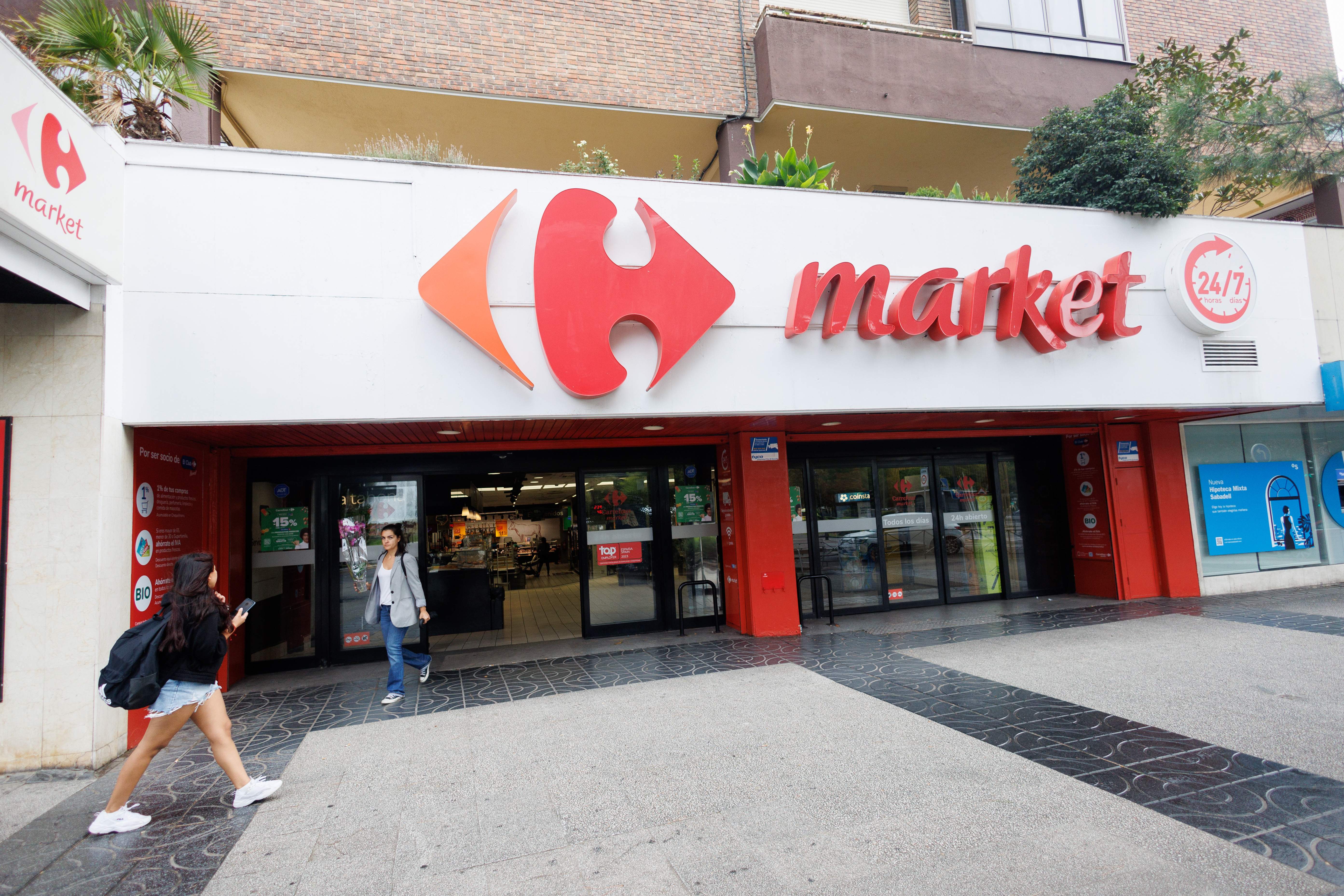 Carrefour guanya un 20% més a Espanya el 2023 i dispara un 56% la seva inversió