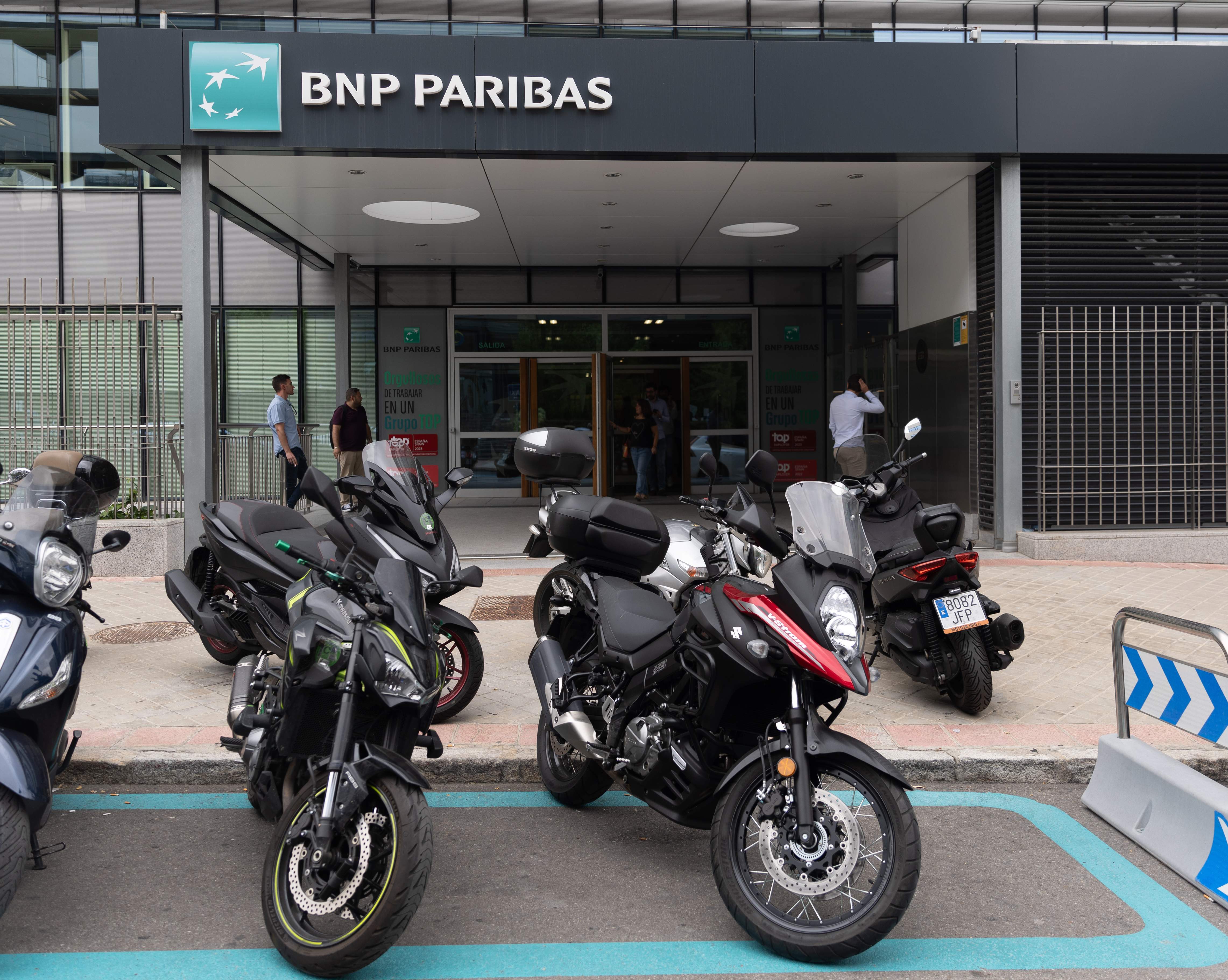 EuropaPress 6015091 motos aparcadas frente oficinas bnp paribas junio 2024 madrid espana