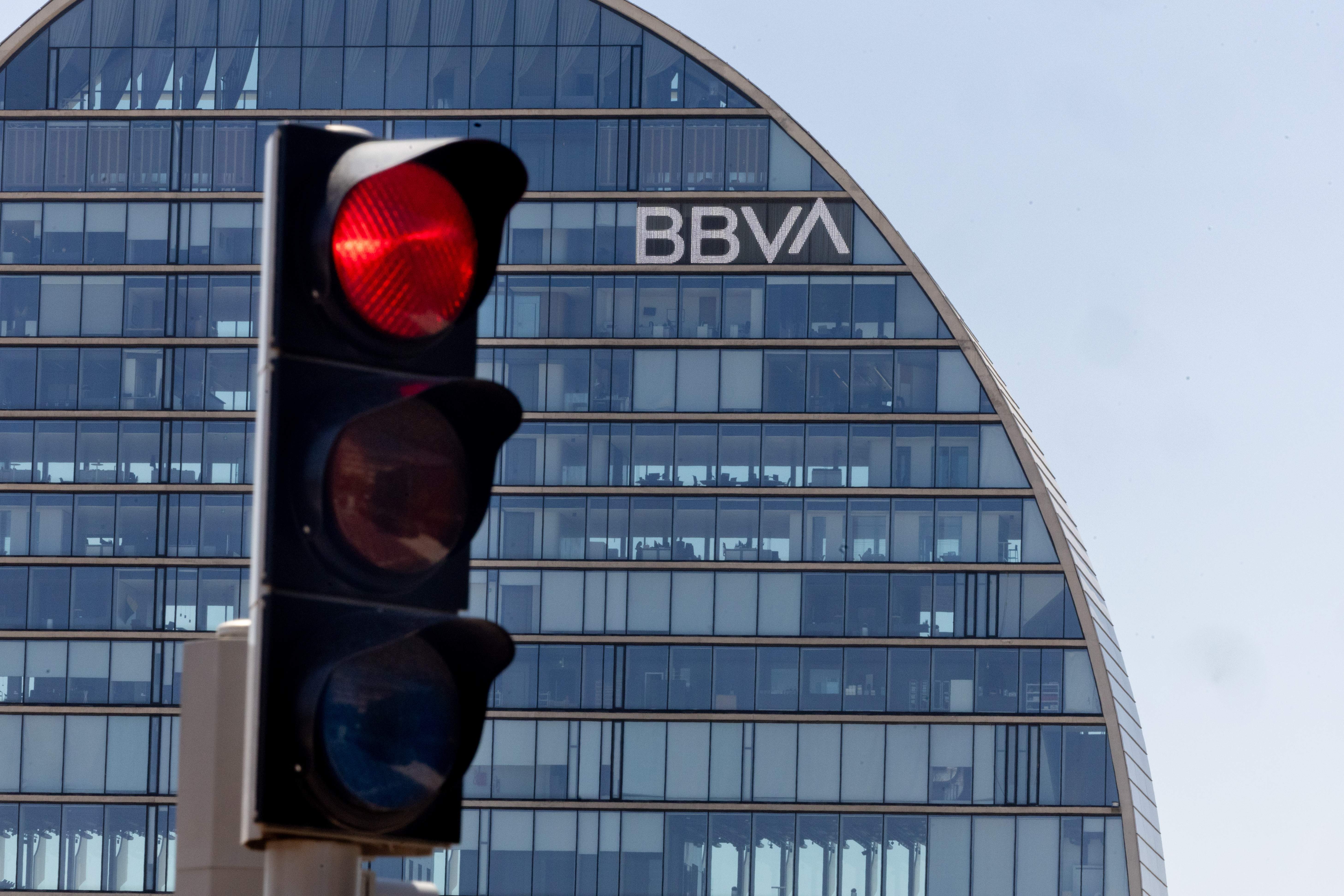 Els sindicats alerten la CNMC sobre l'opa BBVA-Sabadell: hi ha en risc 10.500 llocs de treball