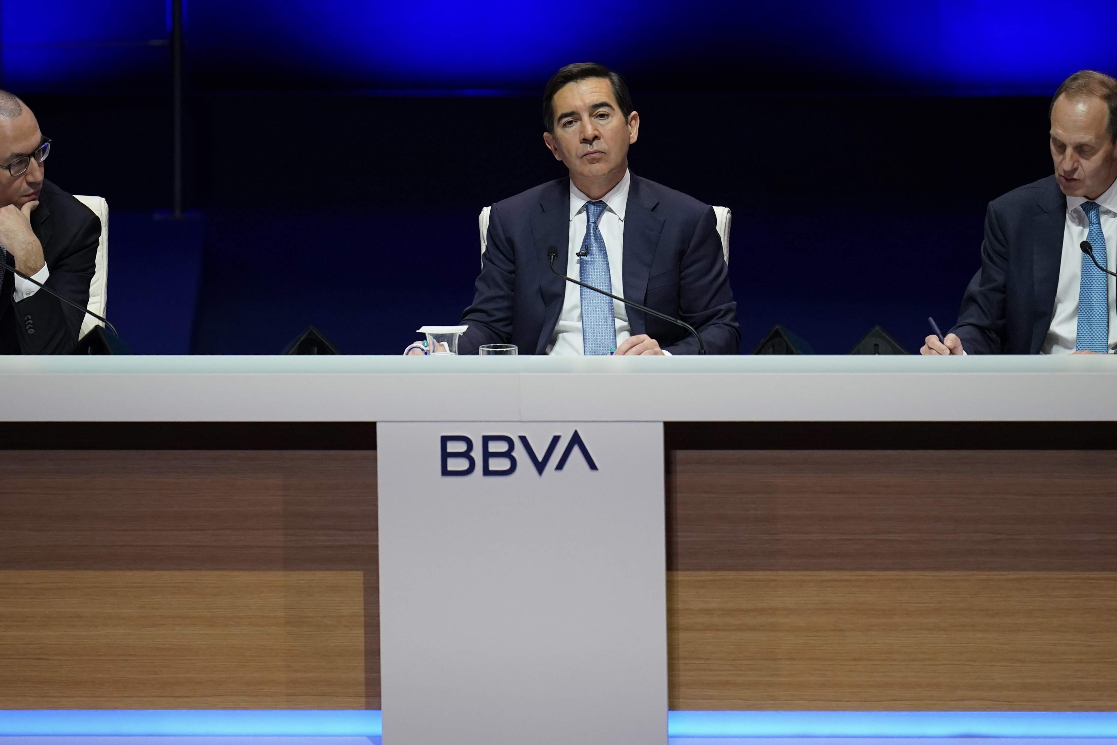 La banca es frega les mans amb l'opa del BBVA: tots esperen 'pescar' alguna cosa