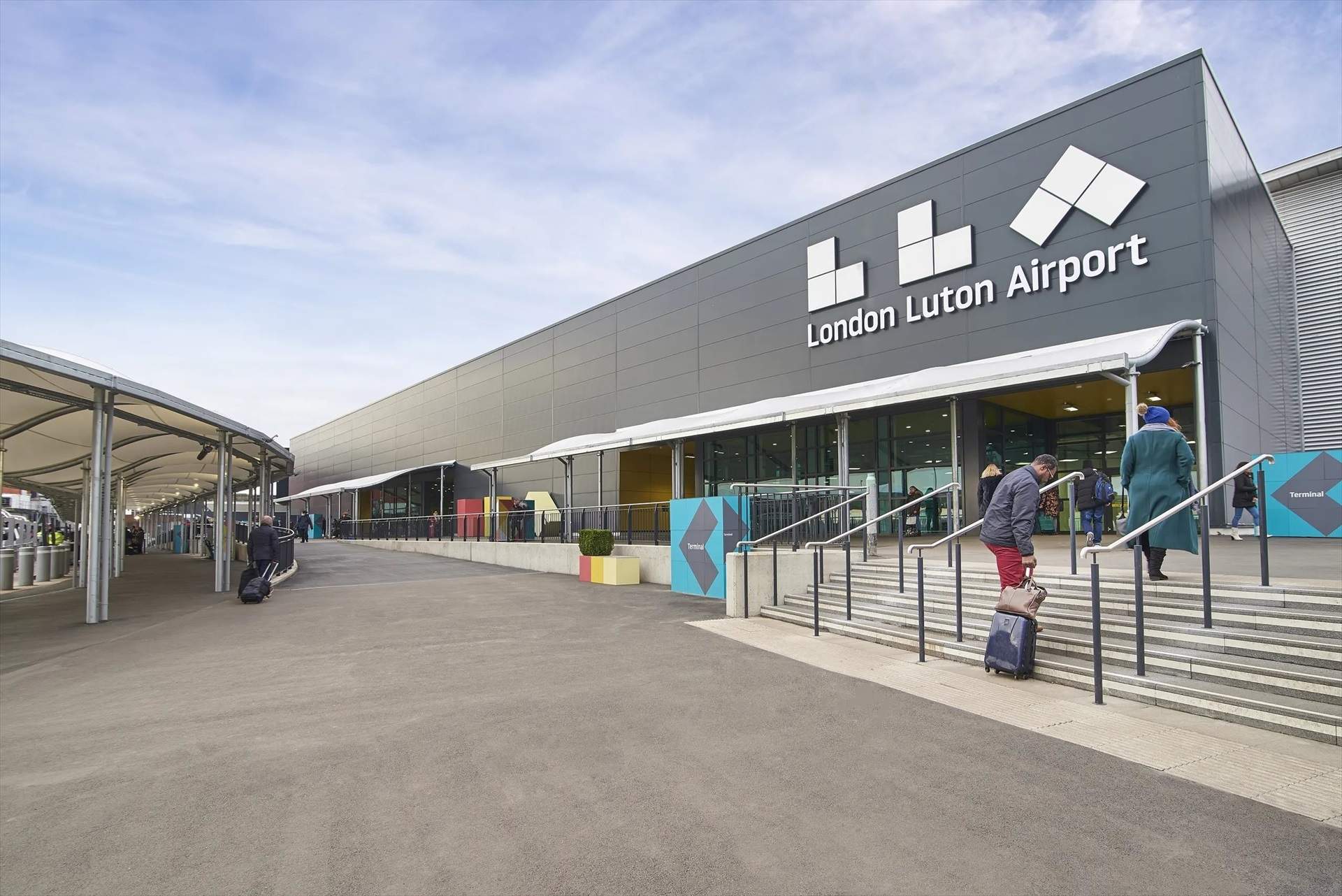 Embargan a Aena parte del aeropuerto de Luton por una medida de Rajoy contra empresas de renovables