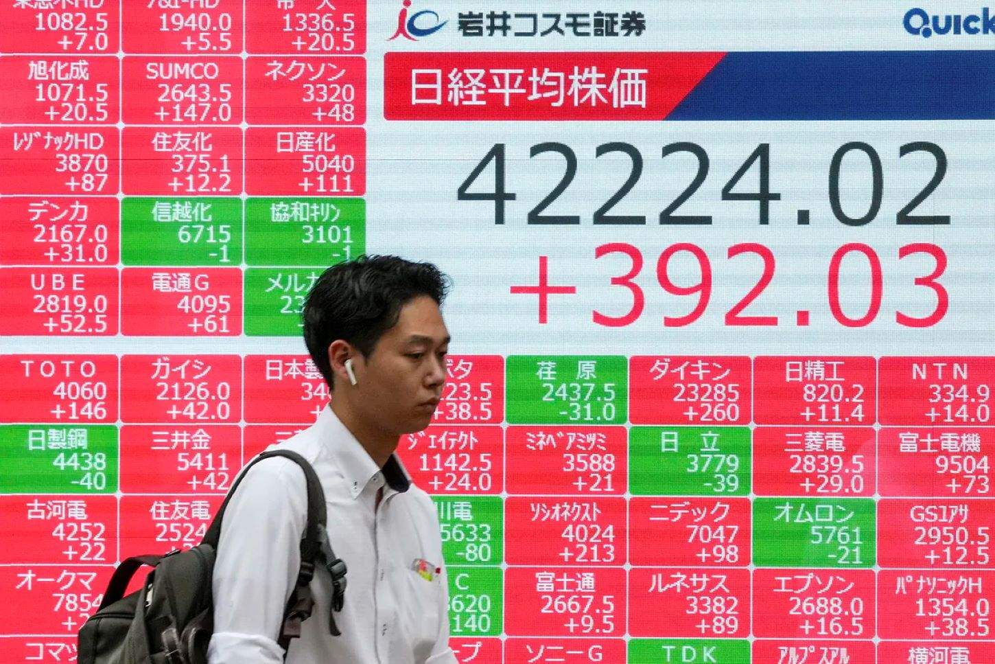 Las bolsas asiáticas remontan tras el lunes negro: el Nikkei rebota un 10,23%