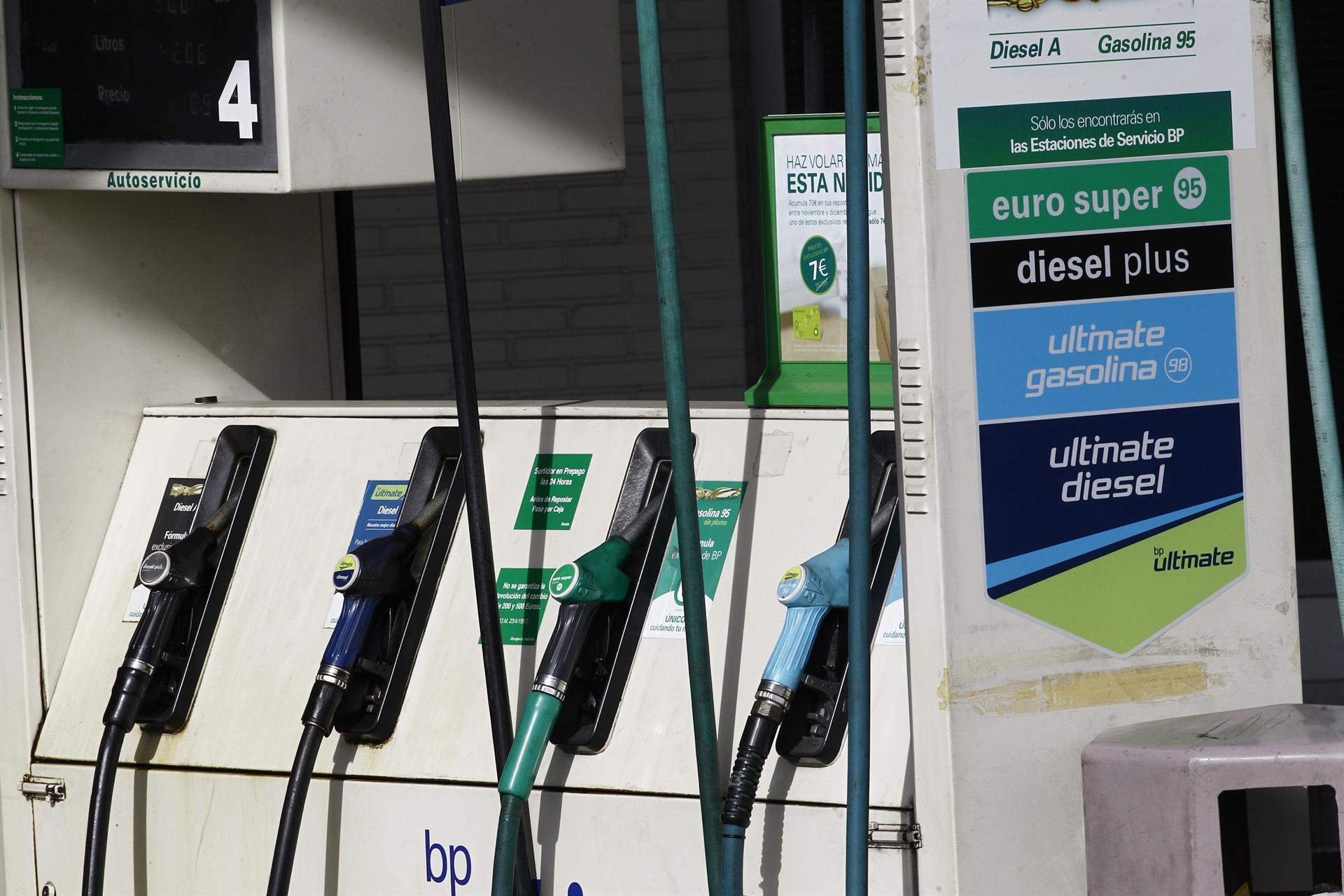 Els preus dels carburants es deprecia: omplir el dipòsit és 2,63 euros més barat que fa un any