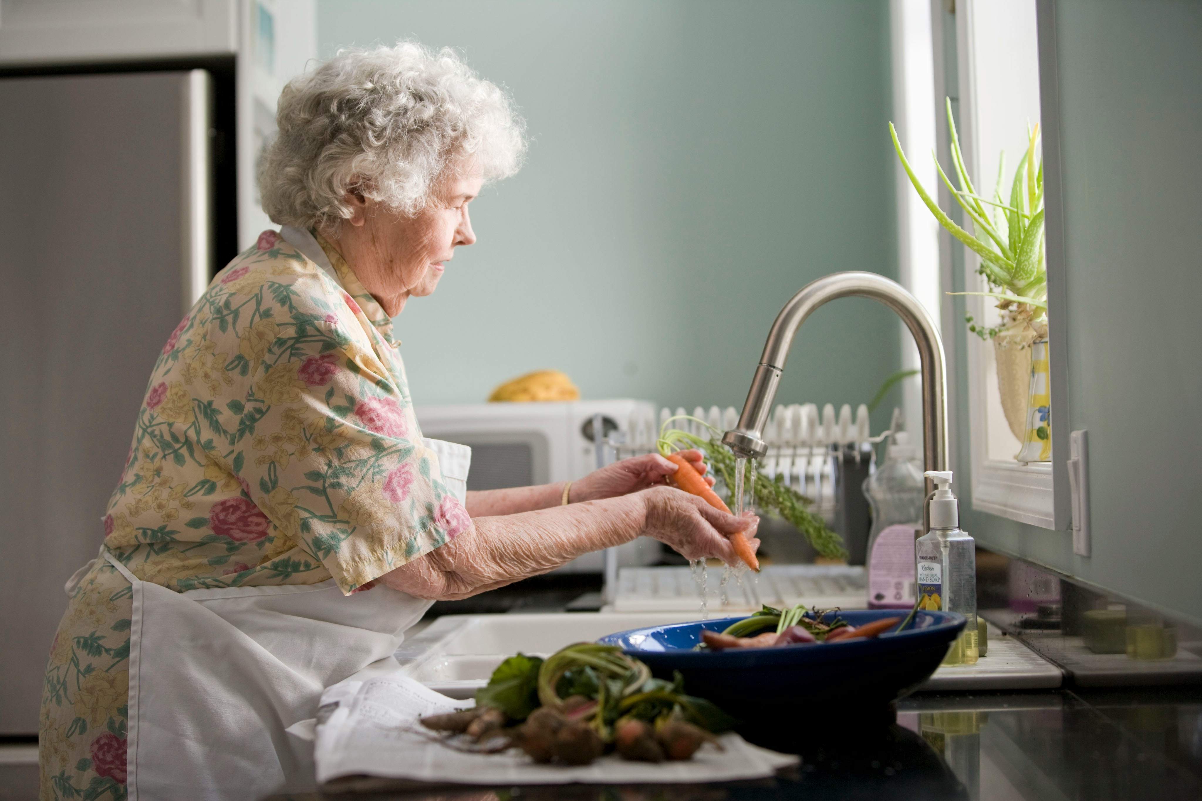 Una mujer mayor realizando las tareas de casa. cdc / unsplash