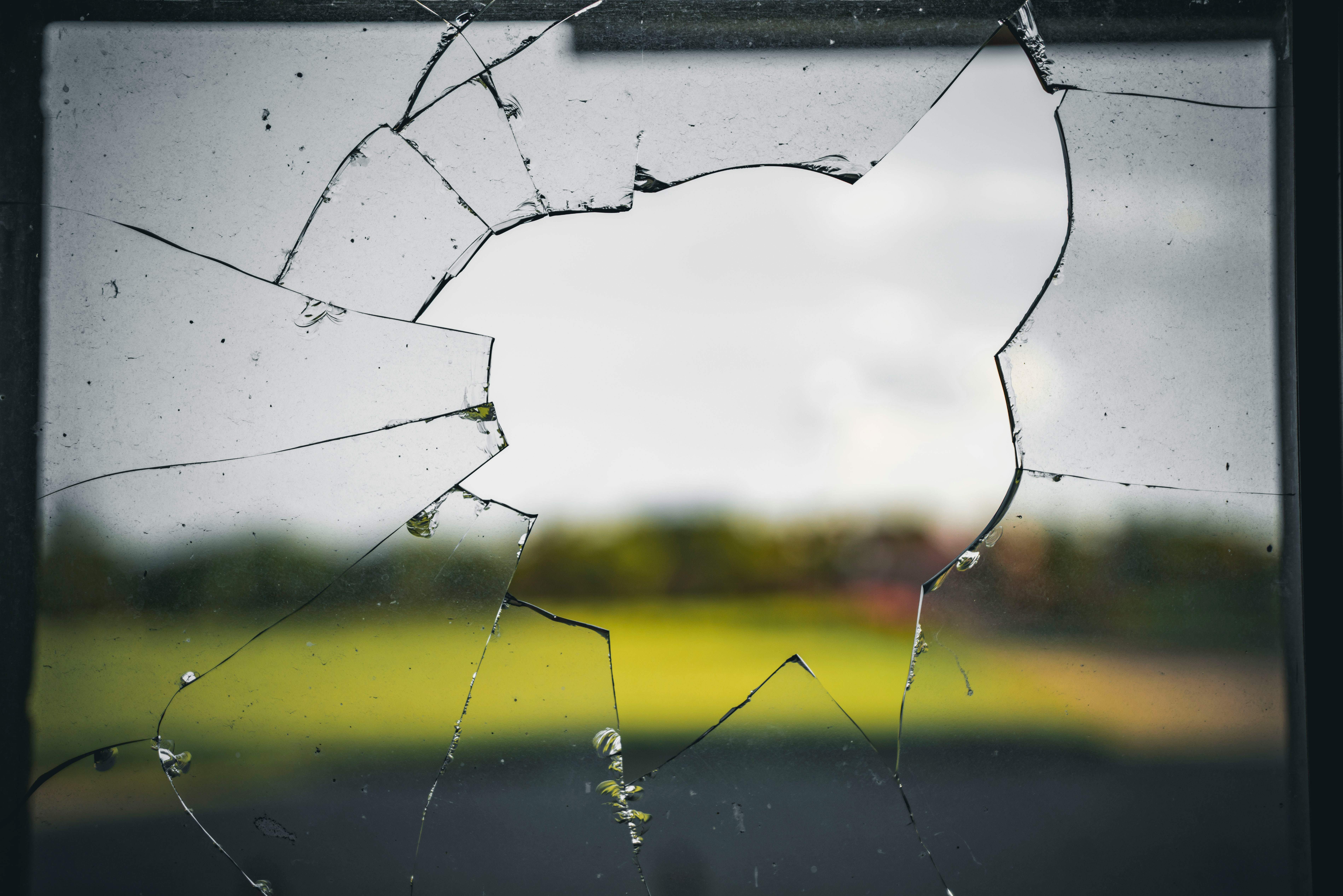 El cristal de una ventana roto. Eyasu Etsub / unsplash