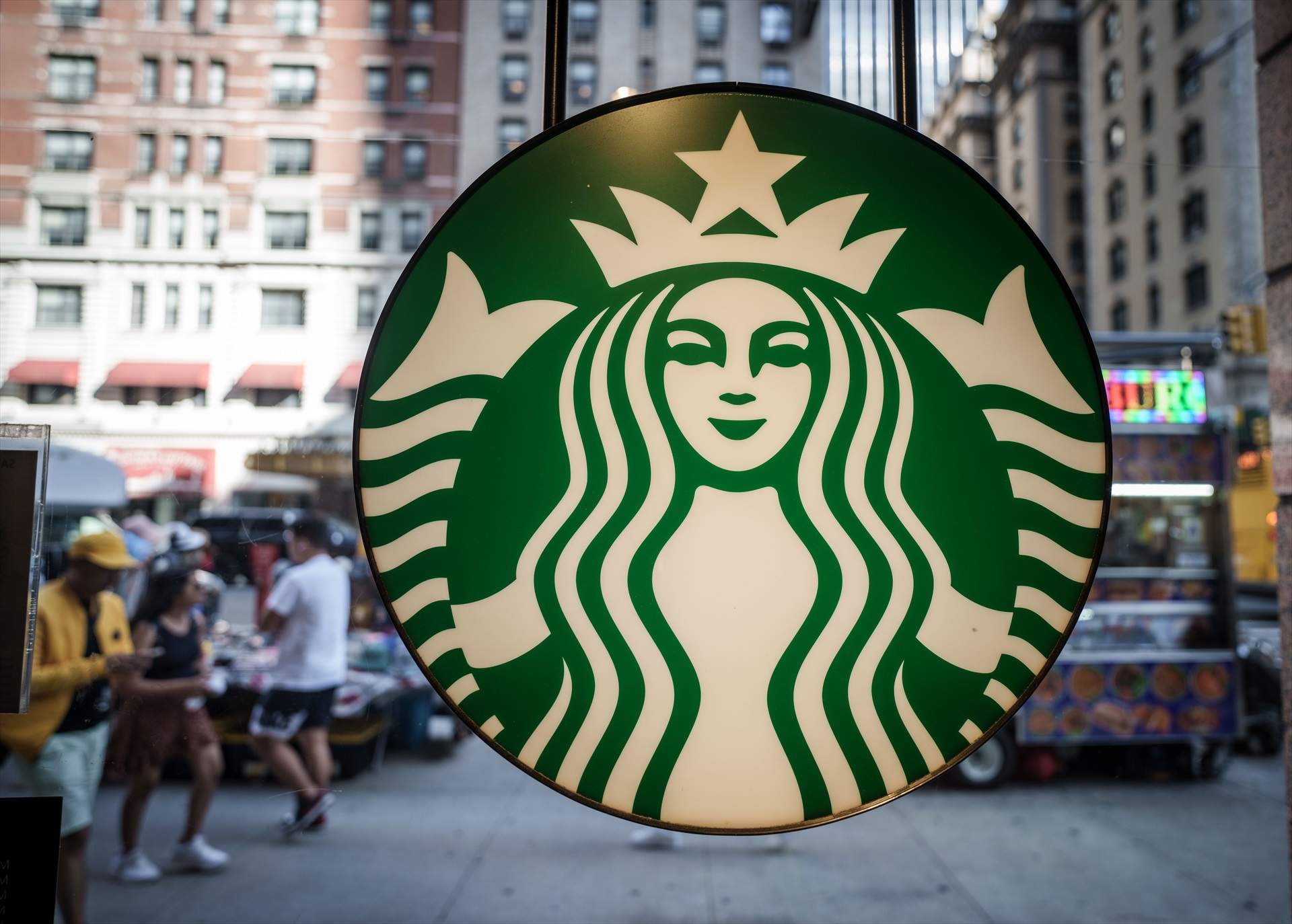 Canvi de rumb a Starbucks: fitxa Brian Niccol com CEO i es dispara en borsa