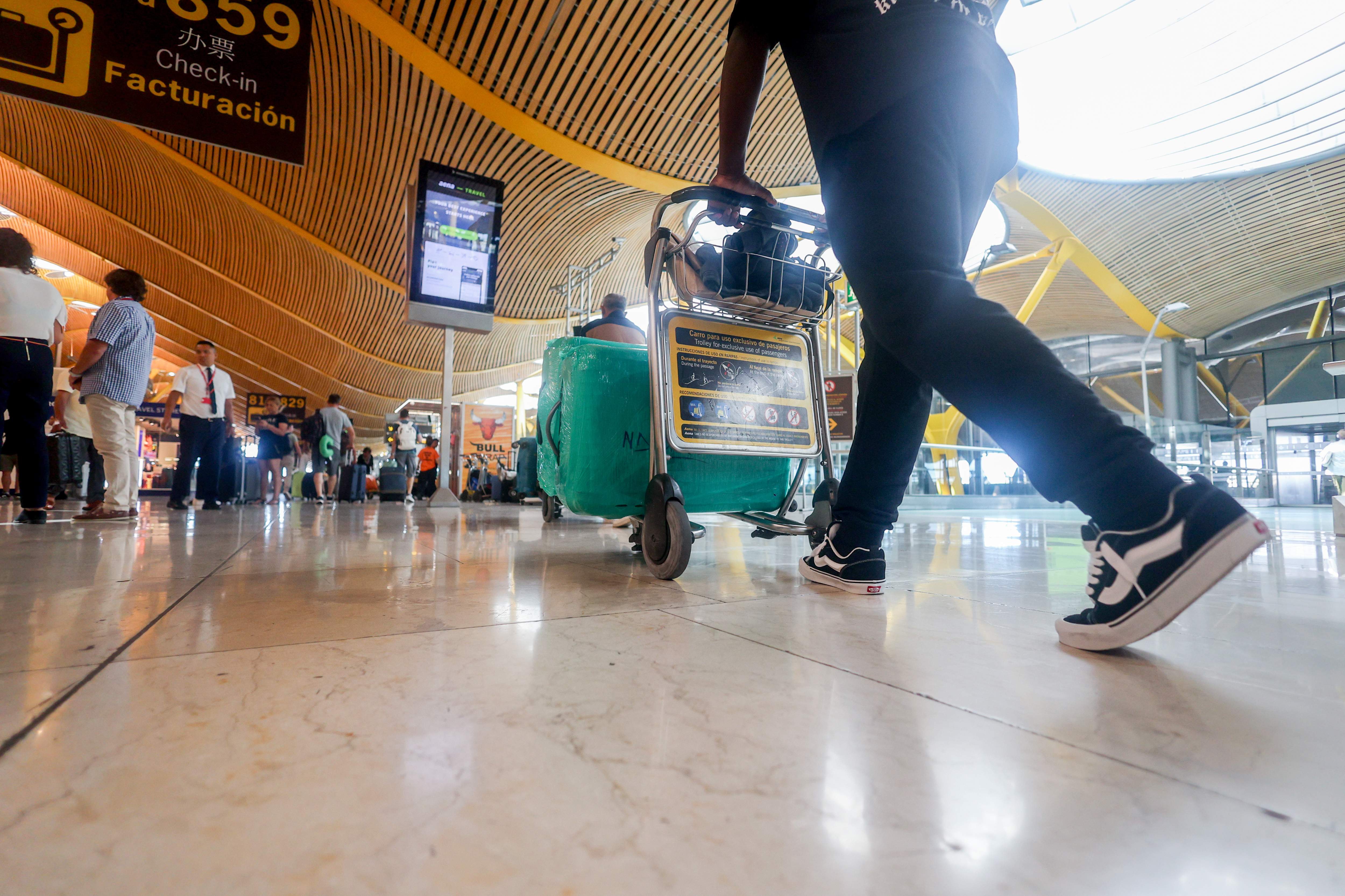 Una persona camina con sus maletas por el aeropuerto. EP