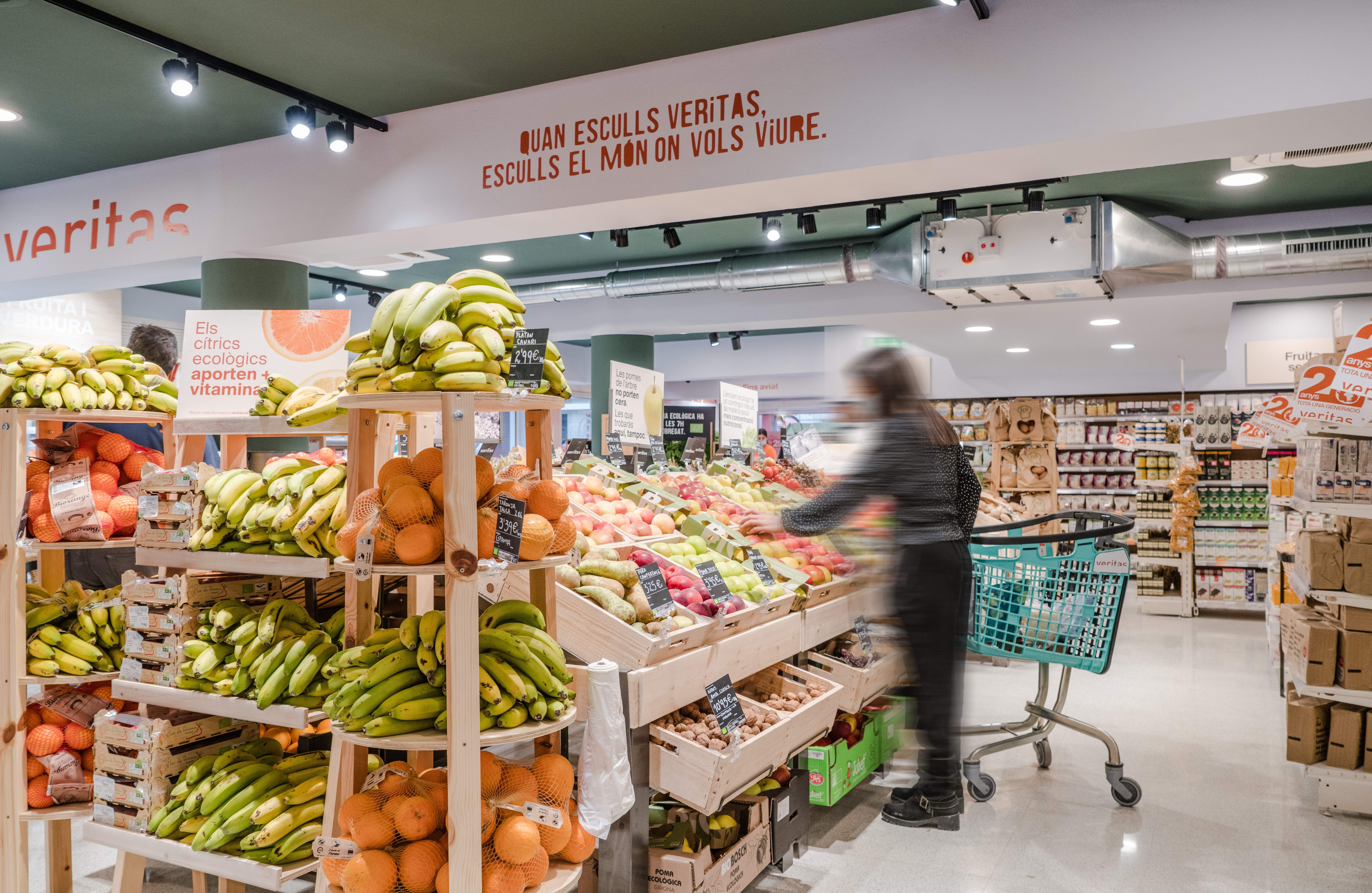 Interior d'un supermercat de la cadena de productes ecològics Veritas. 