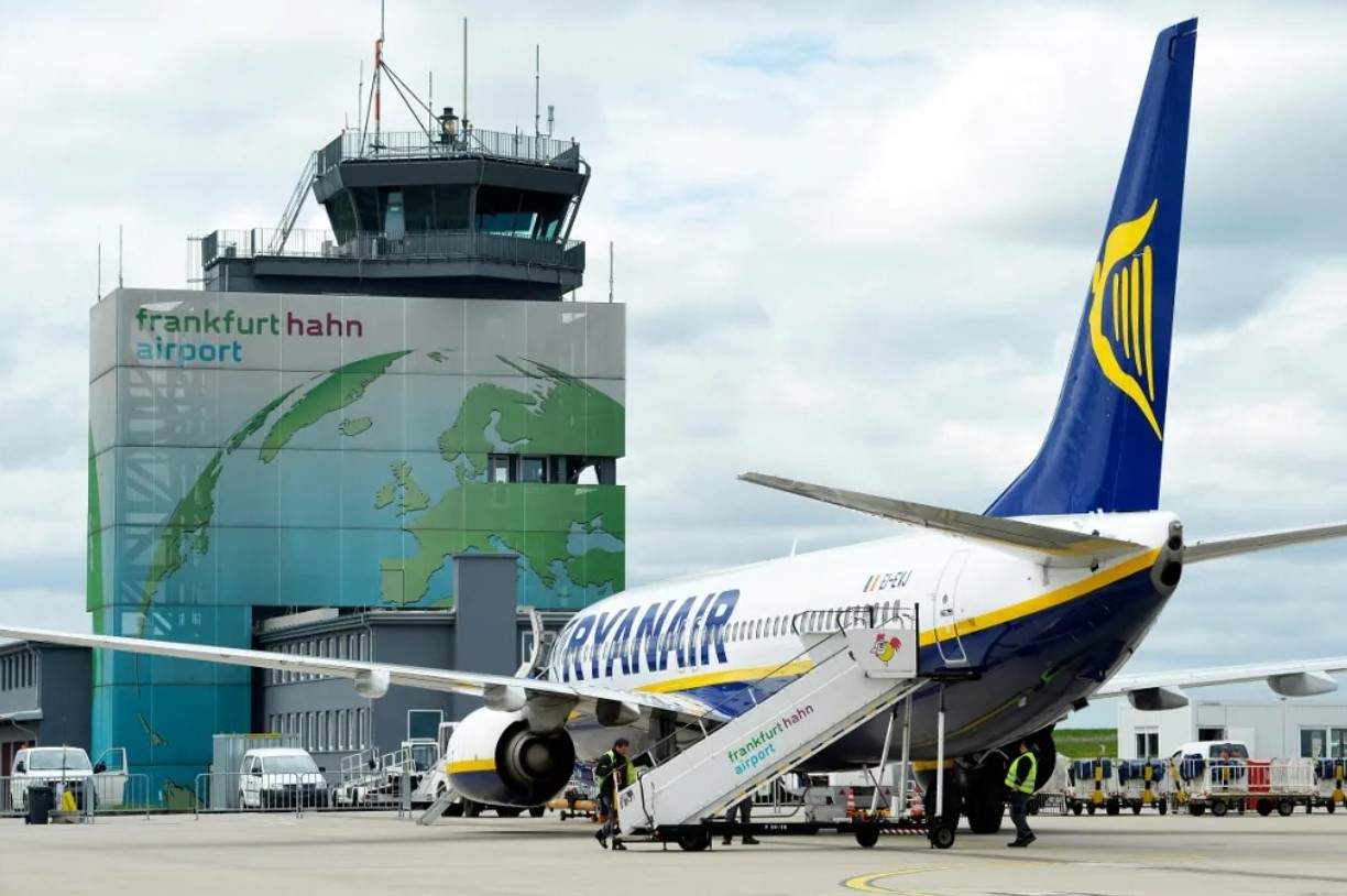 Un avión de Ryanair en las pistas del aeropuerto alemán de Frankfurt hahn.