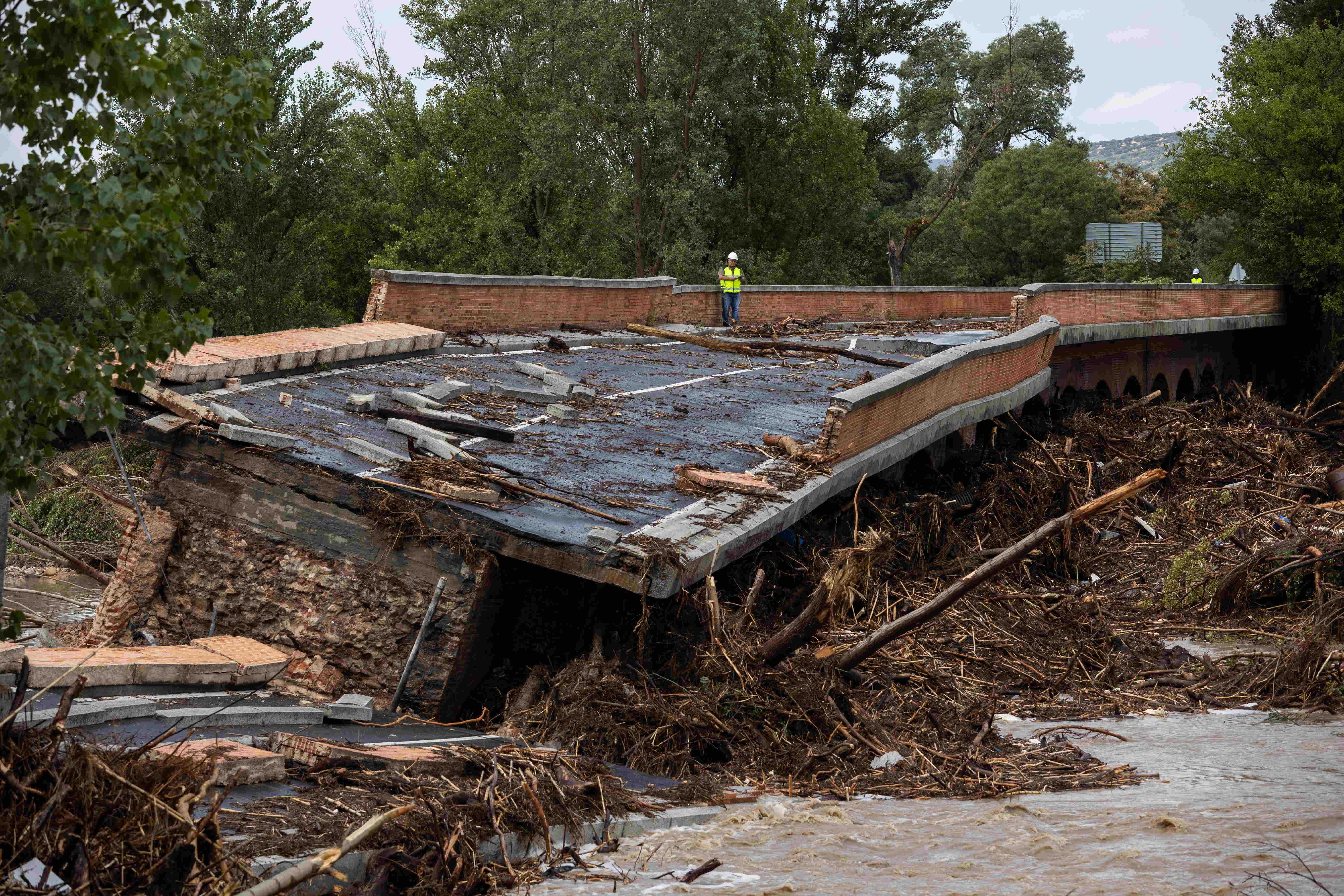 Puente derribado por la riada en Aldea del Fresno. EP