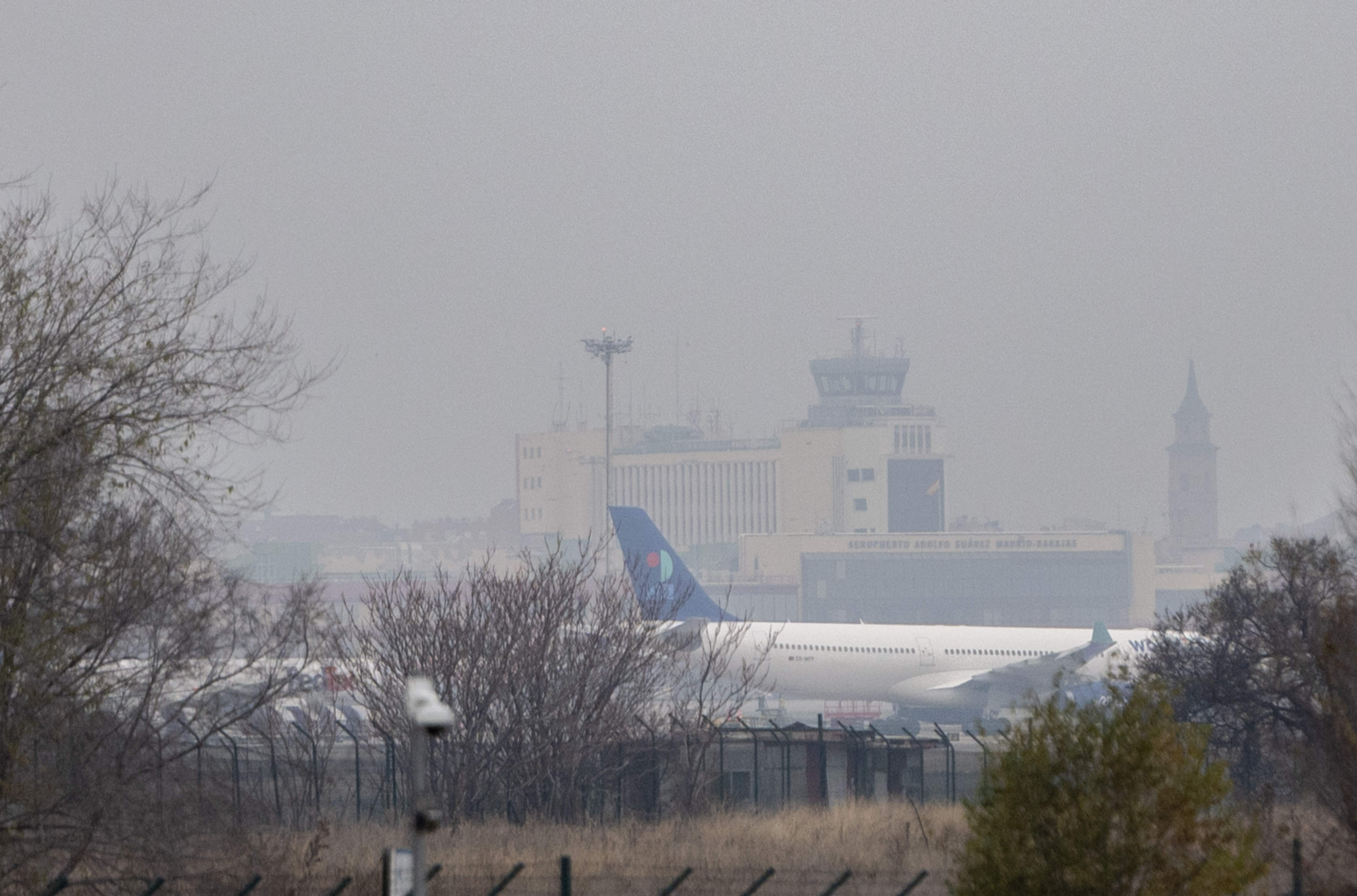 EuropaPress 4856216 varios aviones niebla aeropuerto adolfo suarez madrid barajas vistos