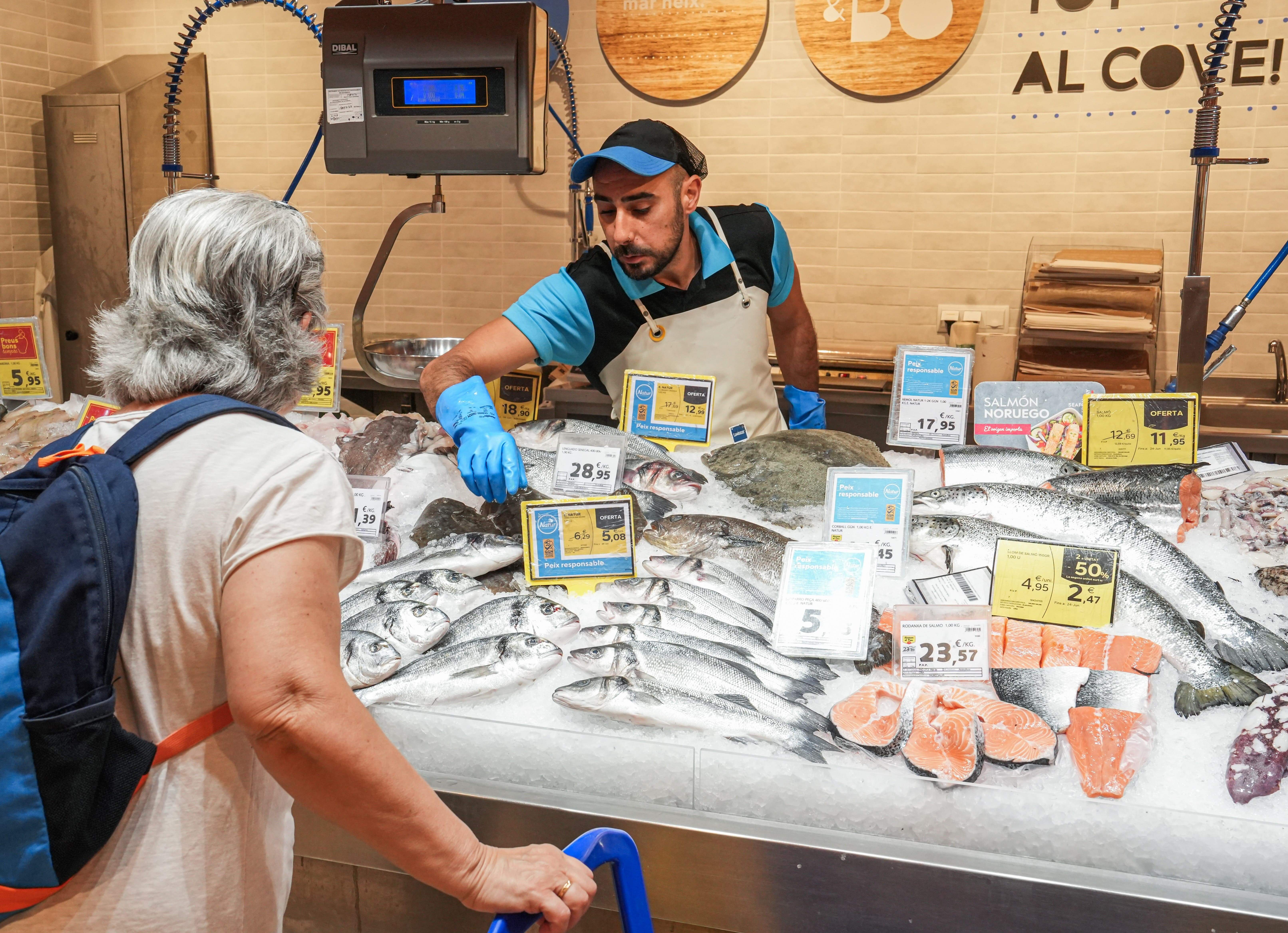 Caprabo apuesta por la autogestión en 170 supermercados para mejorar la atención al cliente