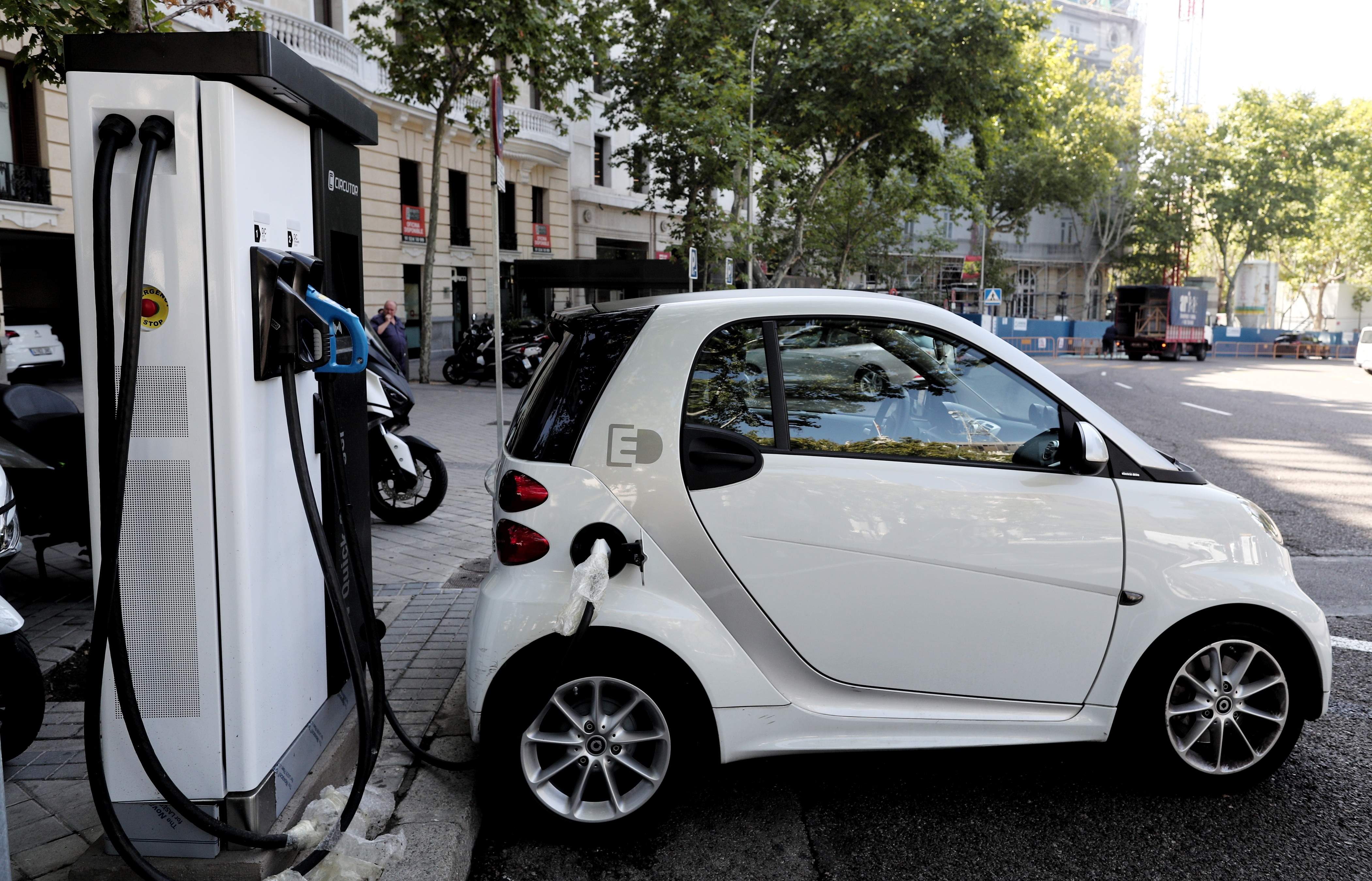 Promesa a la UE: 5,5 millones de coches eléctricos en 2030 y hay 340.000