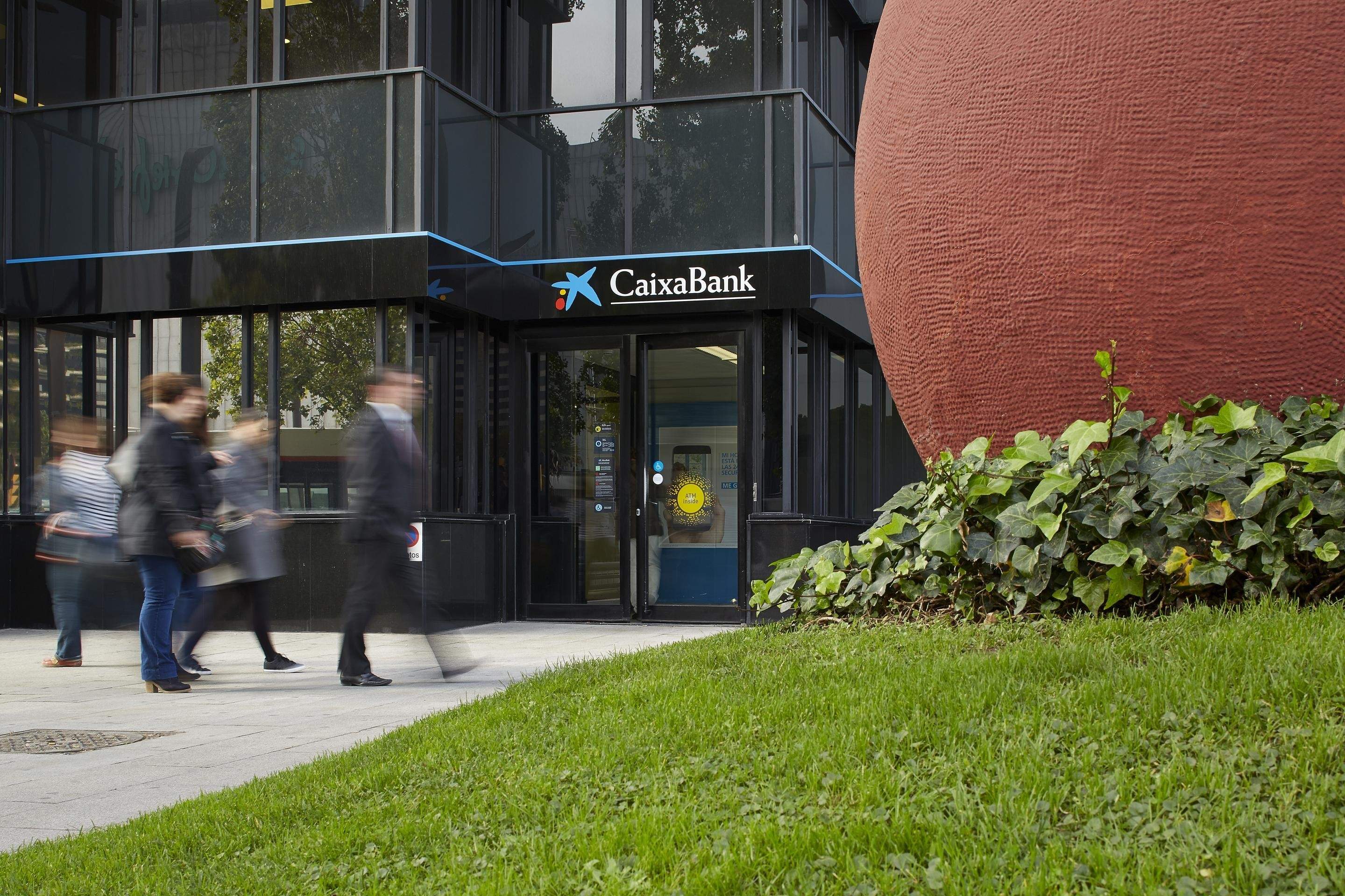 CaixaBank lanza una tarjeta de viajes para competir con Revolut y N26