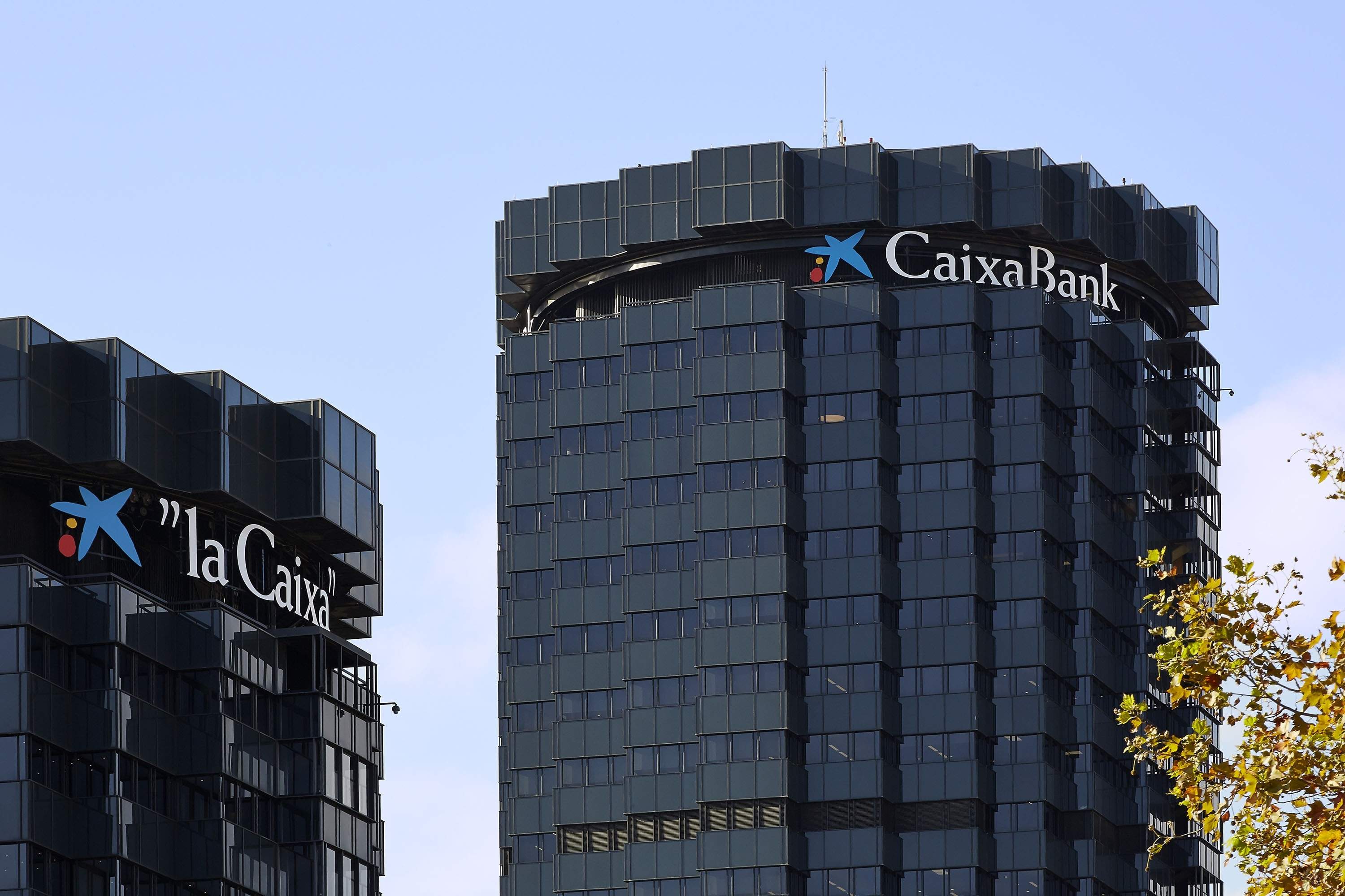 CaixaBank y BBVA trabajan para vender criptos en España durante 2025