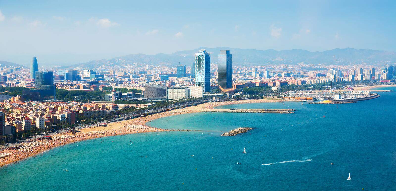 vista aerea de barcelona del mar