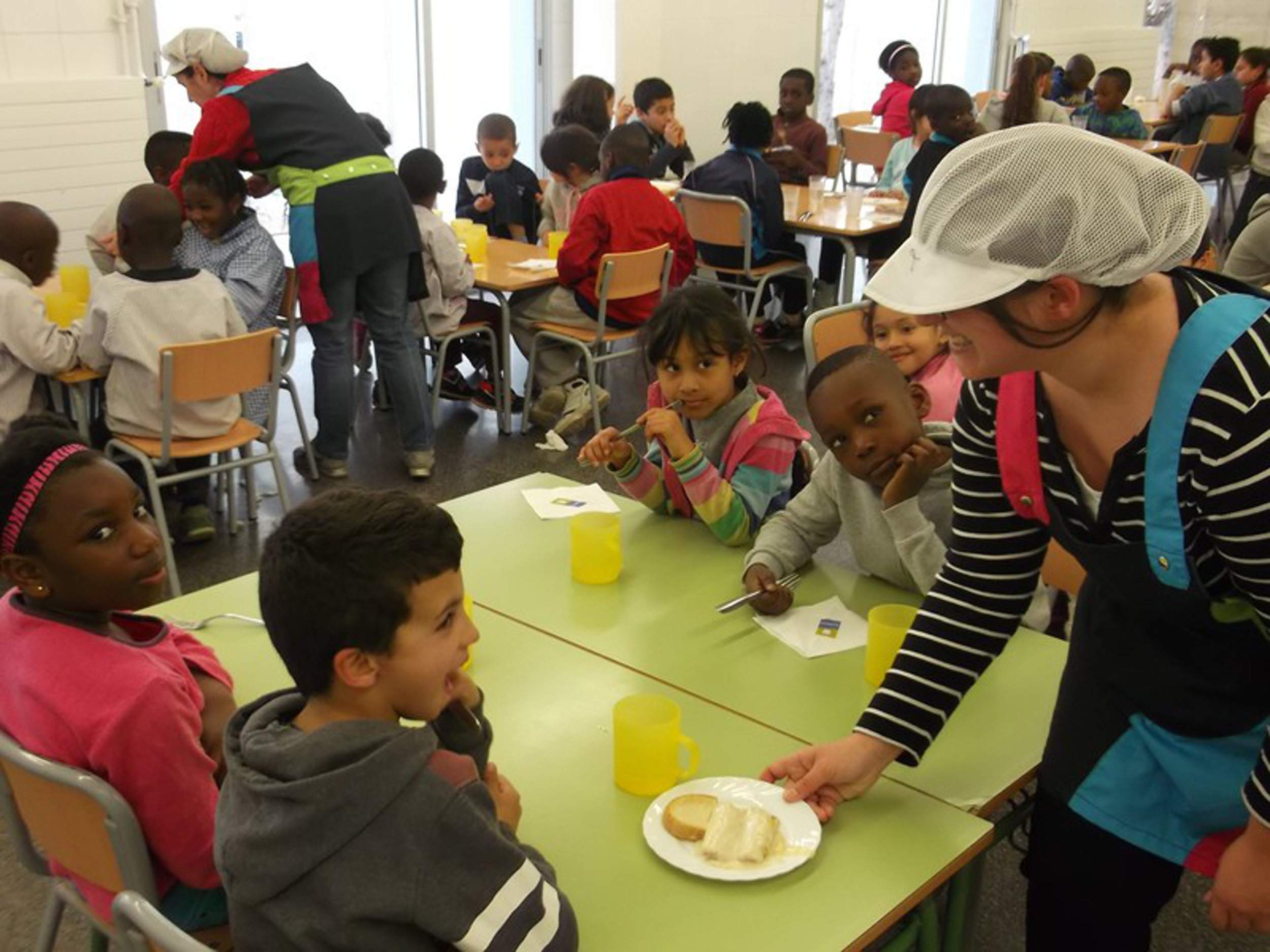 ¿Cuánto cobra un monitor de comedor escolar en Catalunya? Este es el convenio