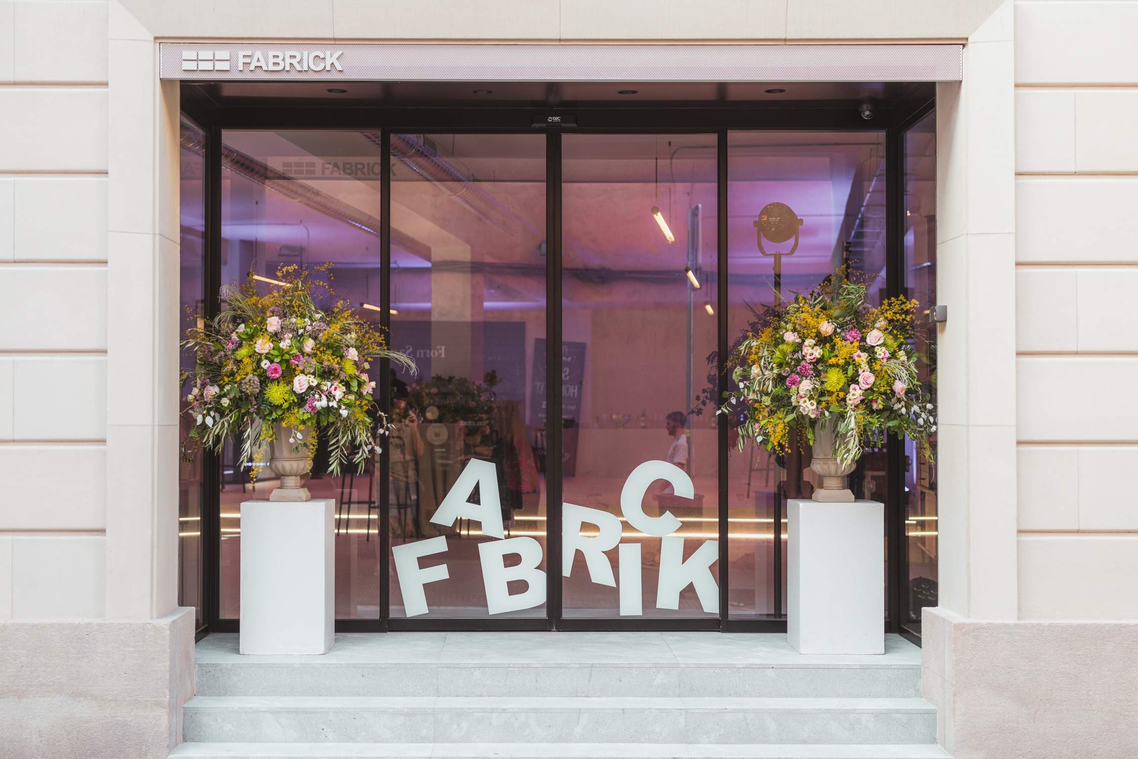 Entrada al 'coworking' Fabrick, en la calle Milà i Fontanals, de Barcelona. Foto: Immobiliària Monistrol