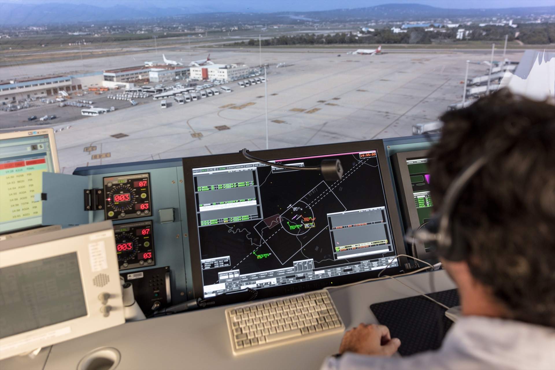 ¿Cuánto cobra un controlador aéreo en España? Sueldo base y complementos