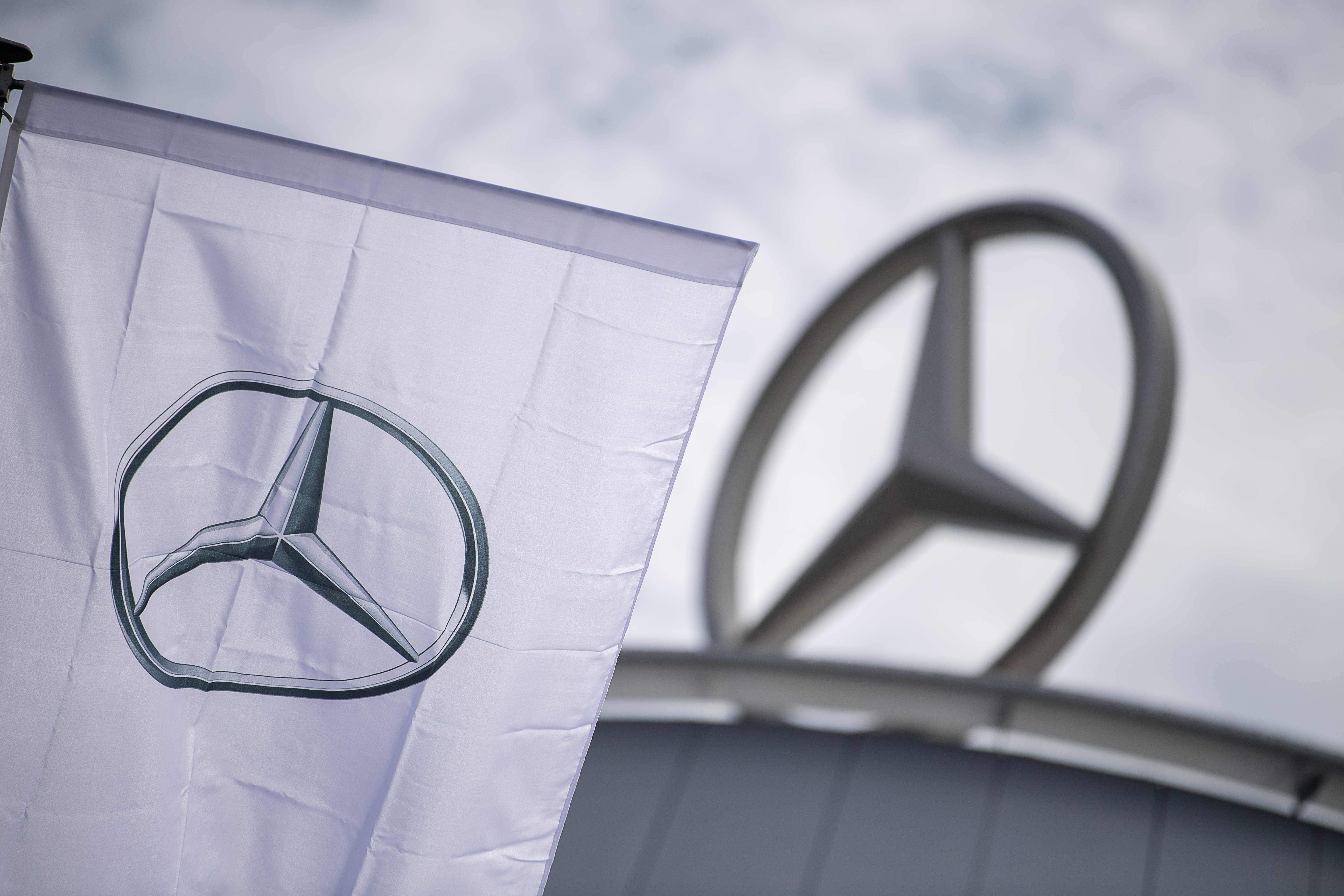 El fabricante alemán Mercedes anuncia ajustes como Volkswagen