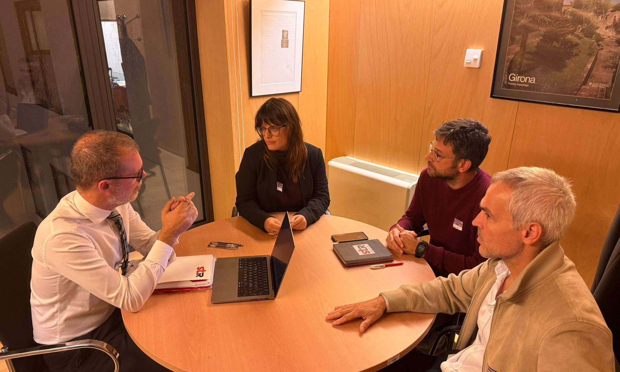 Representants del sindicat STR amb el diputat de Junts