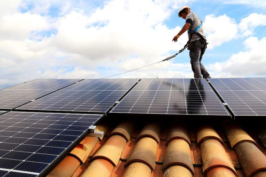 Un instalador de Holaluz revisando unas placas solares