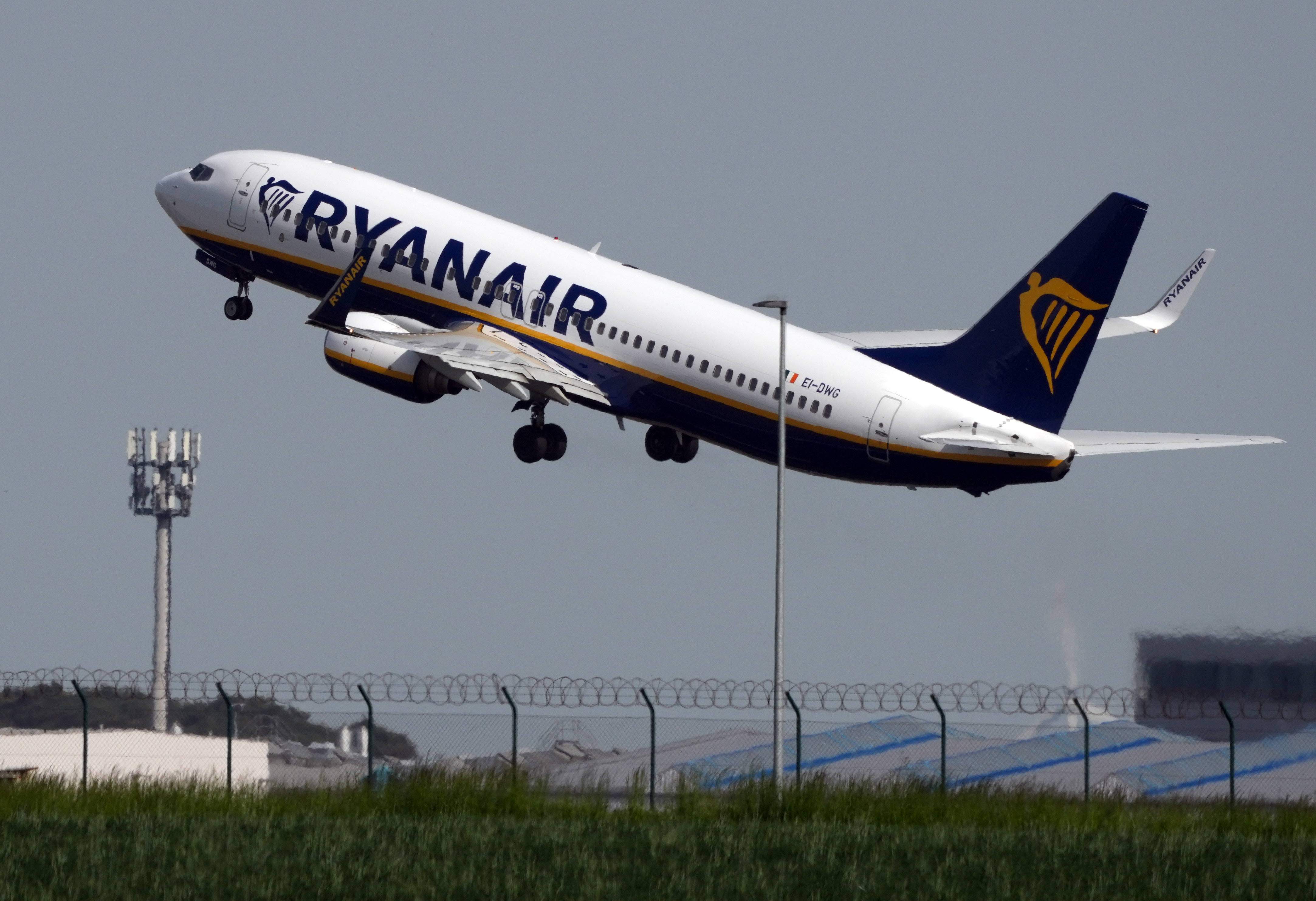 Ryanair mueve más pasajeros, pero reduce sus ganancias