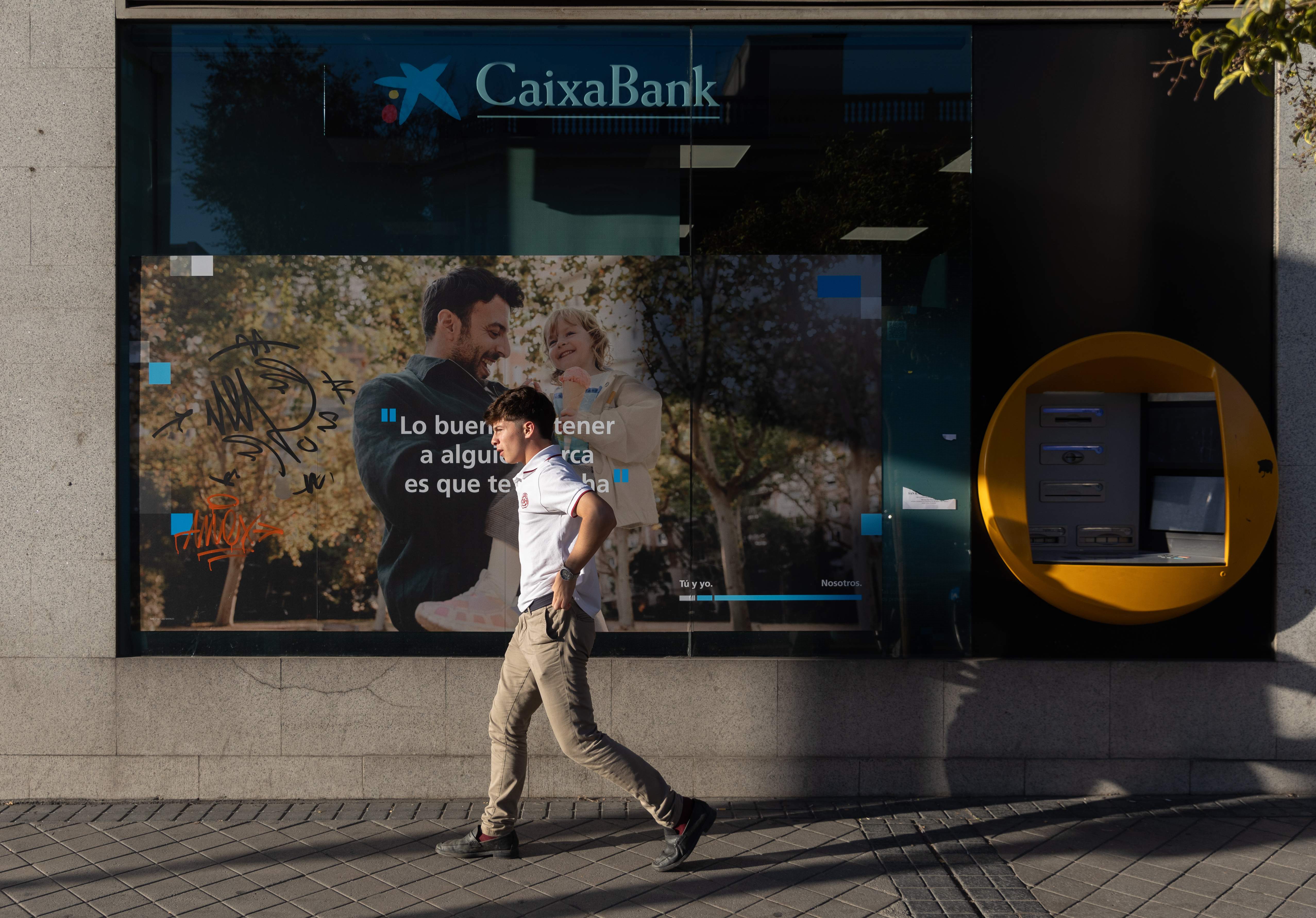 CaixaBank unifica el compte de particulars i autònoms i inclou transferències gratuïtes