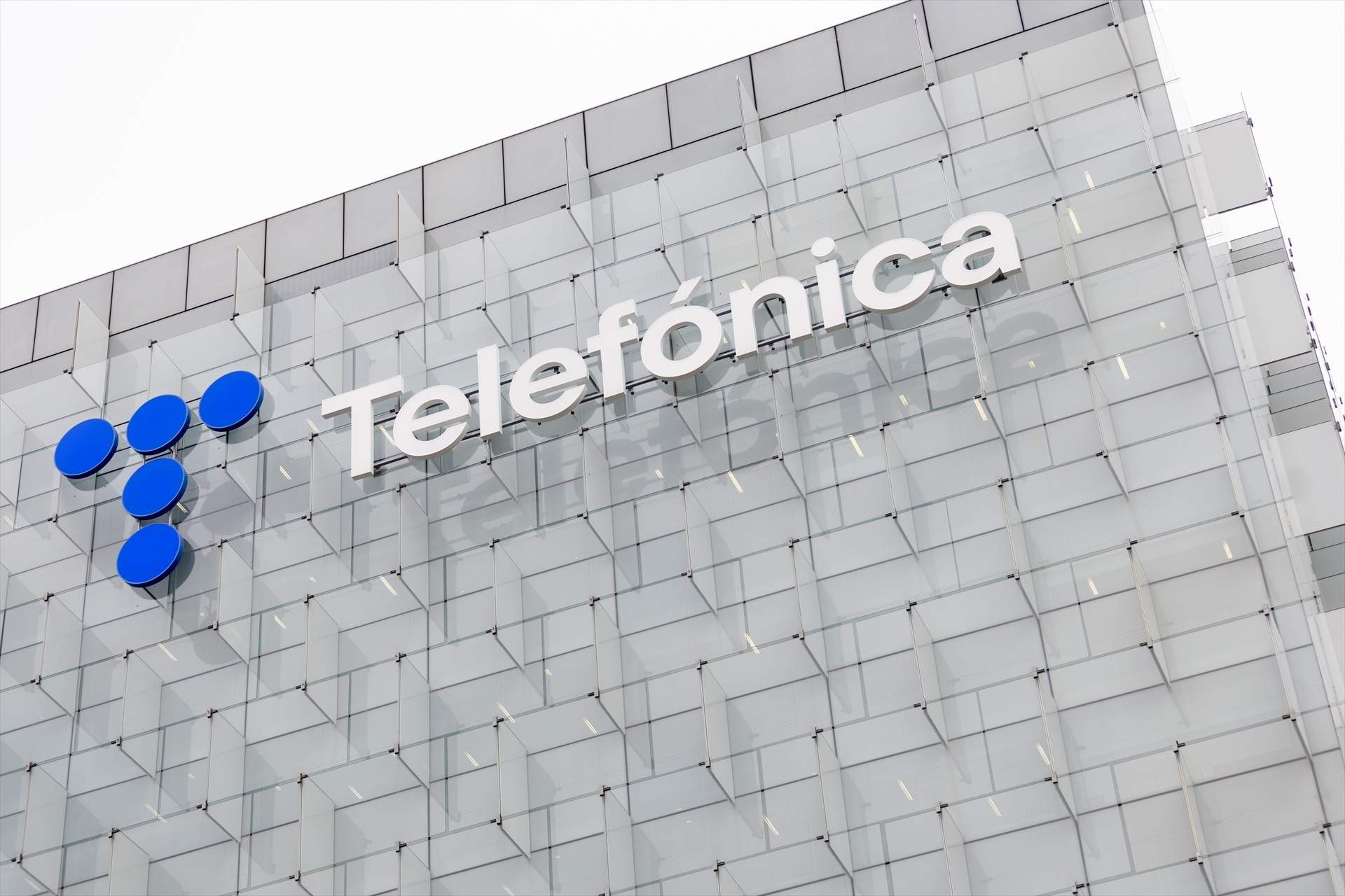 Telefónica gana 989 millones, un 21,7% menos, y confirma previsiones y dividendo