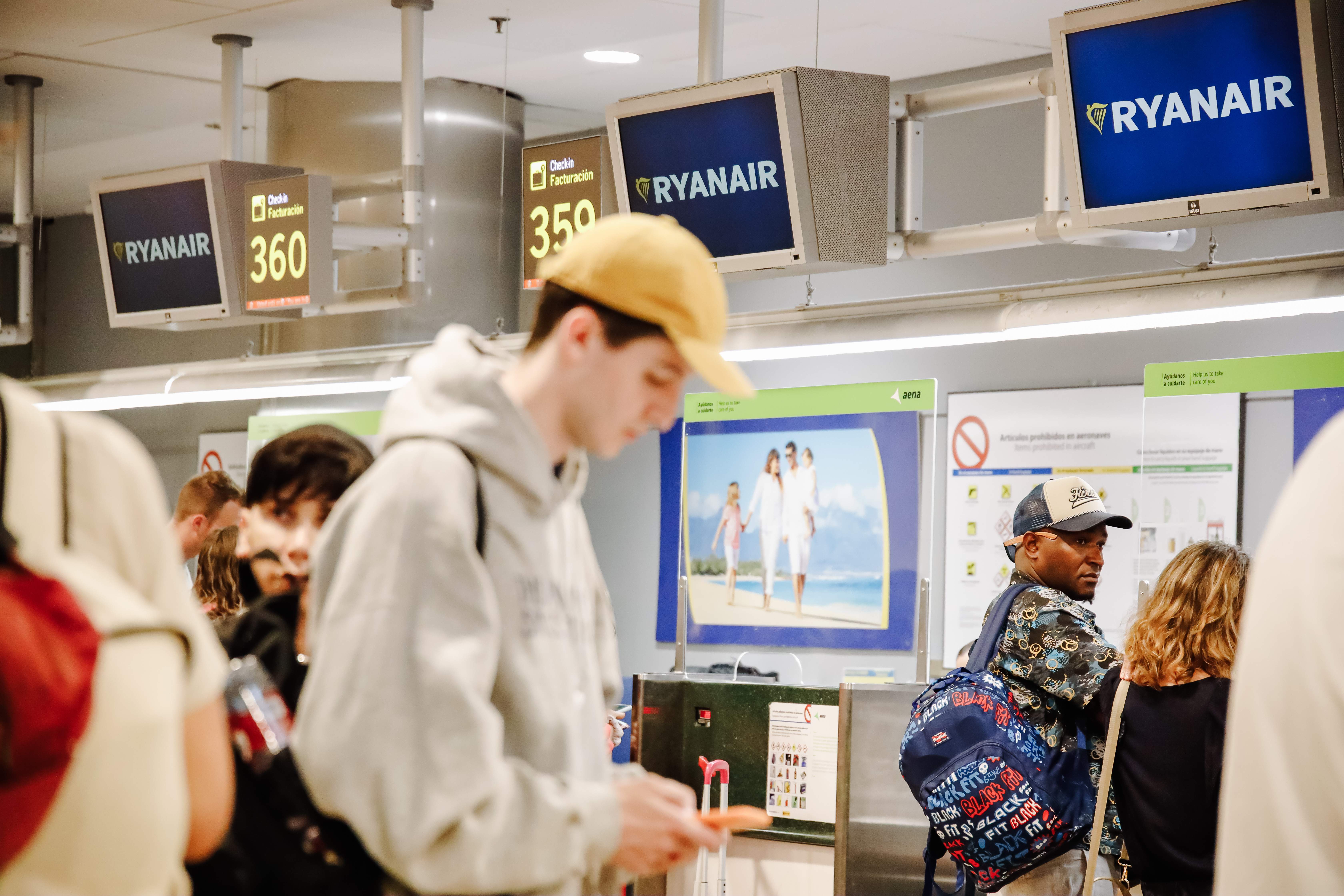 EuropaPress 4547833 pasajeros esperan mostradores facturacion ryanair dia julio terminal