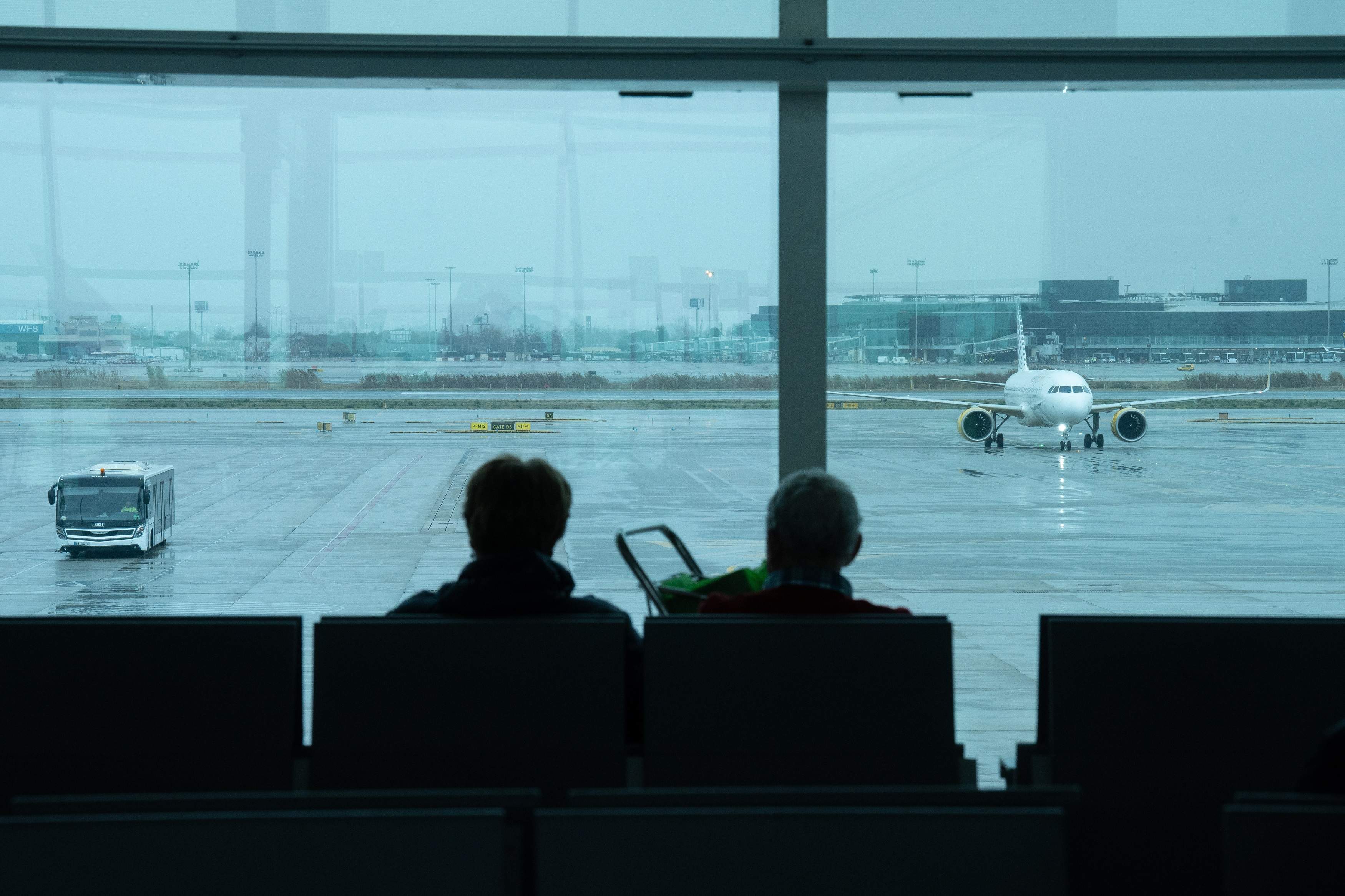 Personas esperando avión El Prat. EP