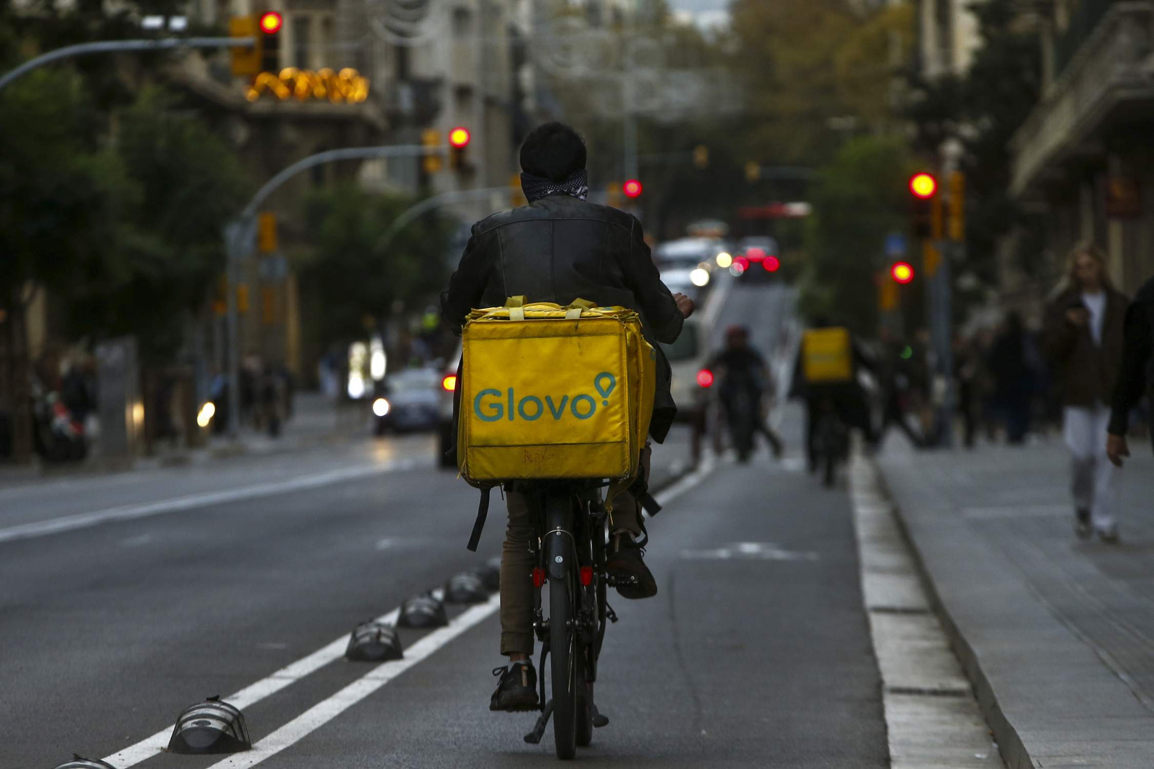 Un 'rider' de Glovo en Barcelona llevando un pedido para su entrega a domicilio