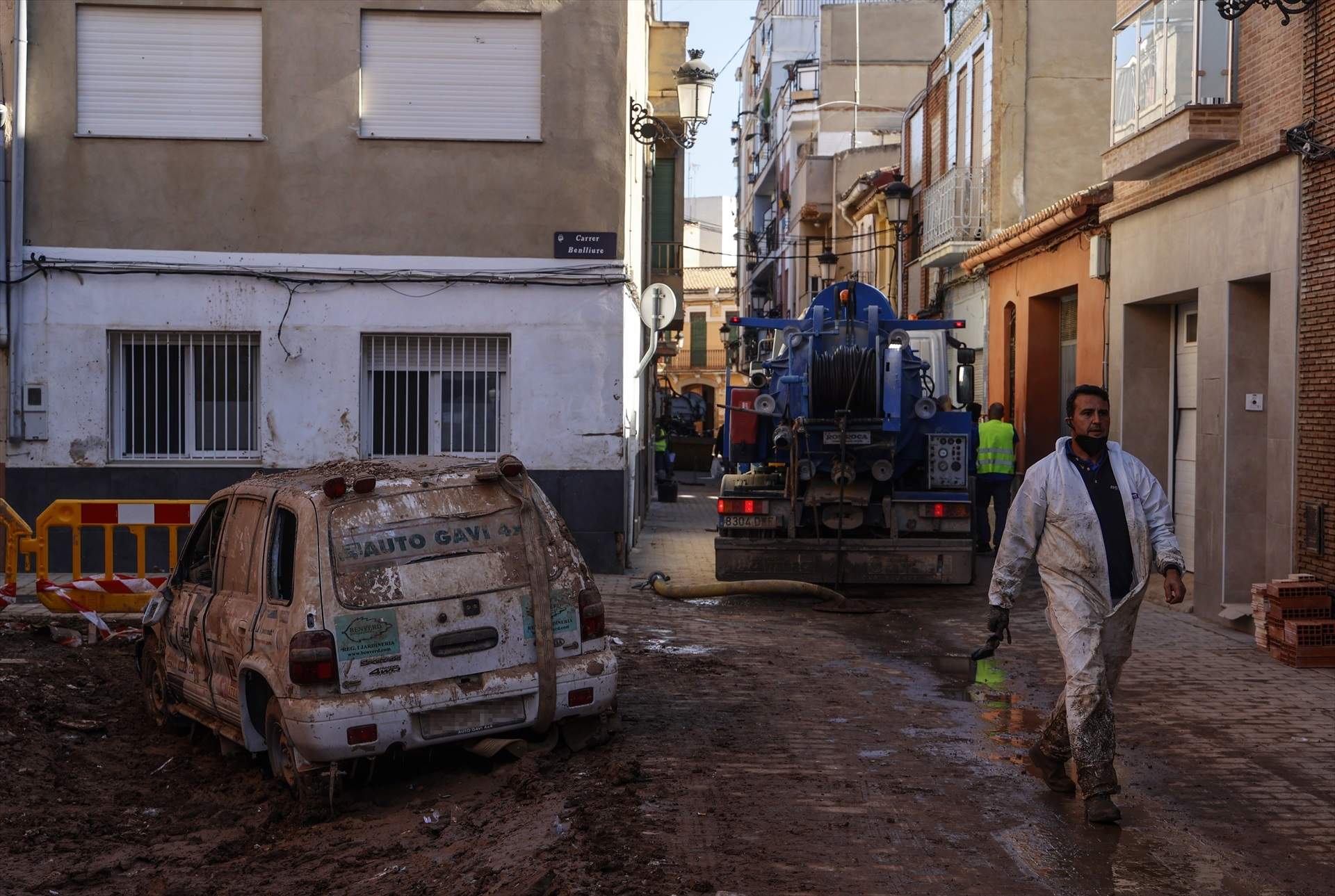 EuropaPress 6373232 coche destrozado dana calle cubierta barro 28 noviembre 2024 paiporta