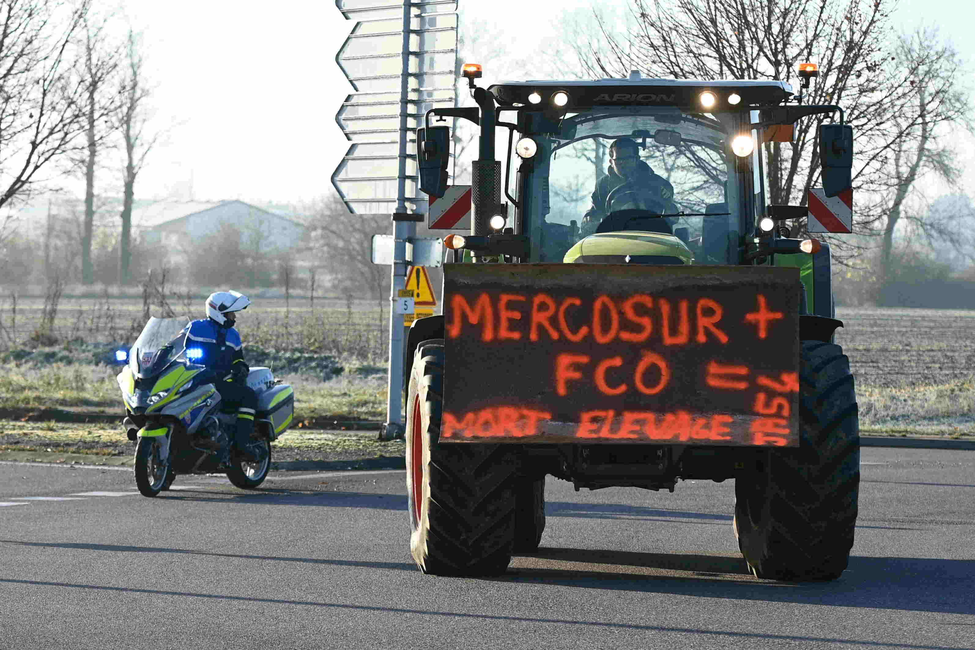 EuropaPress 6389539 december 2024 agricultor francaas protesta tractor mostrando cartel contra