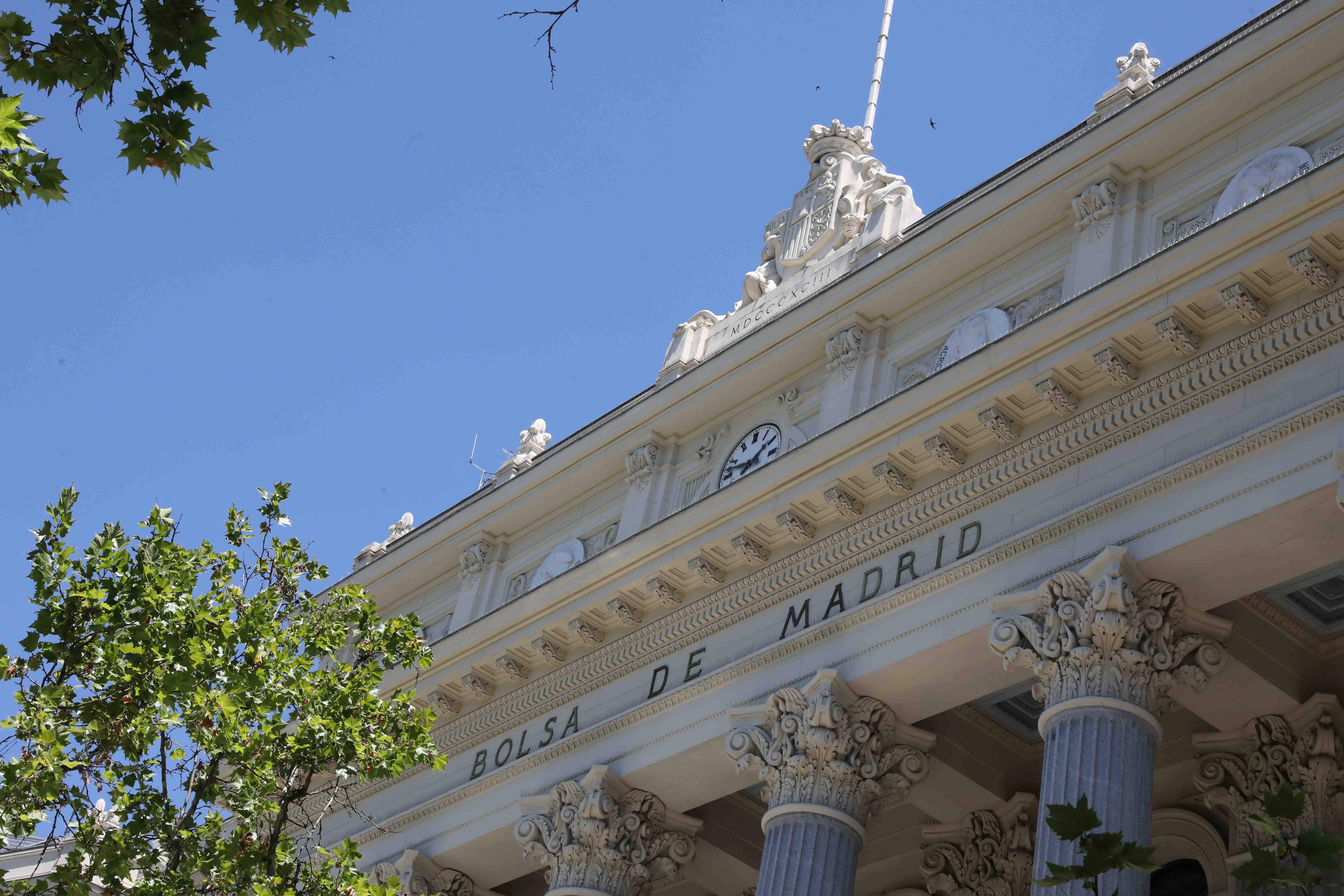 Sabadell puja i BBVA cau, lleugerament, en una Borsa que obre plana