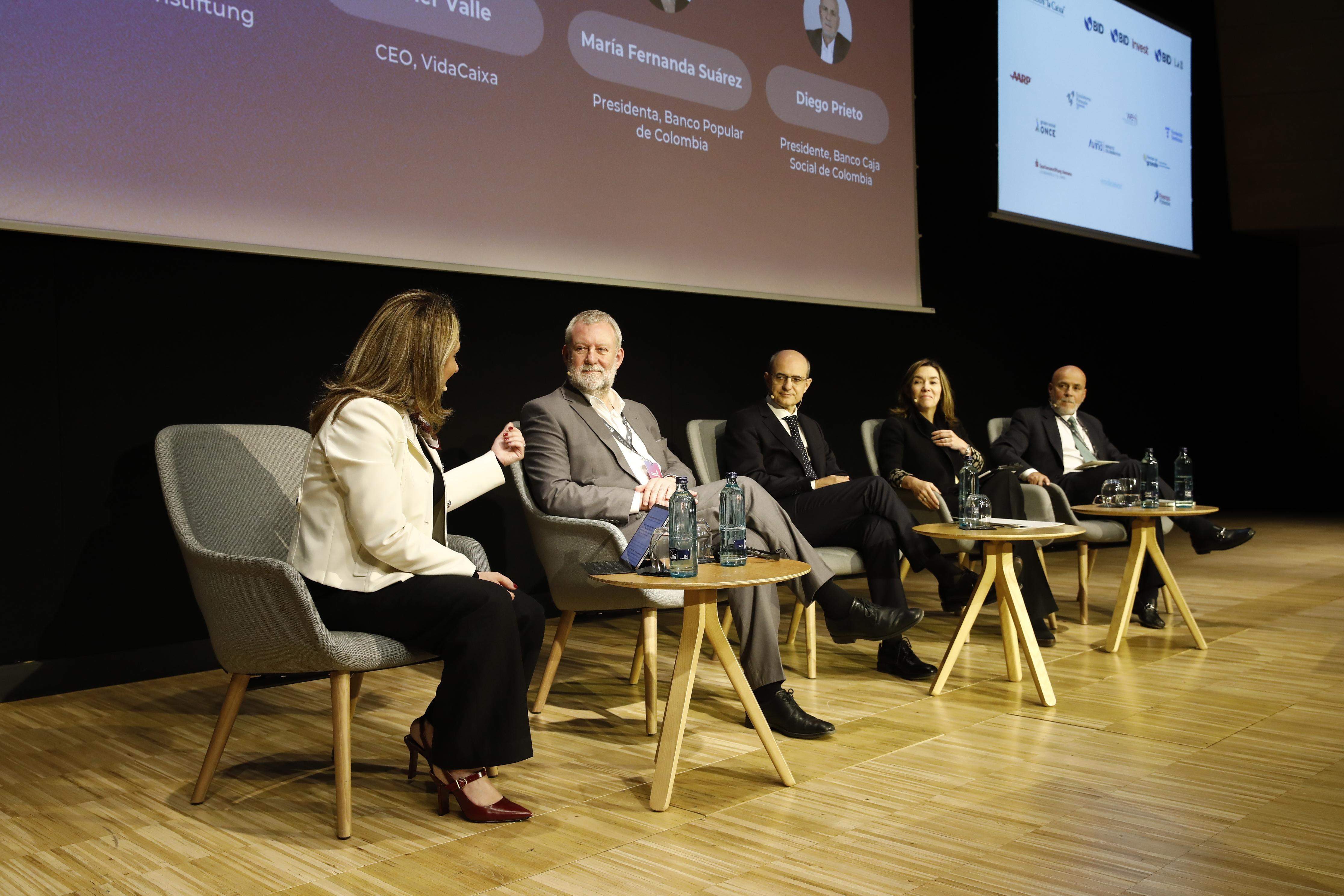 Fundació "la Caixa" i el BID es comprometen amb la inclusió financera dels grans