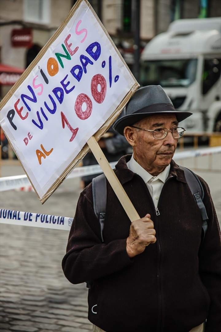 EuropaPress 4009123 hombre cartel lee pensiones viudedad 100 participa concentracion